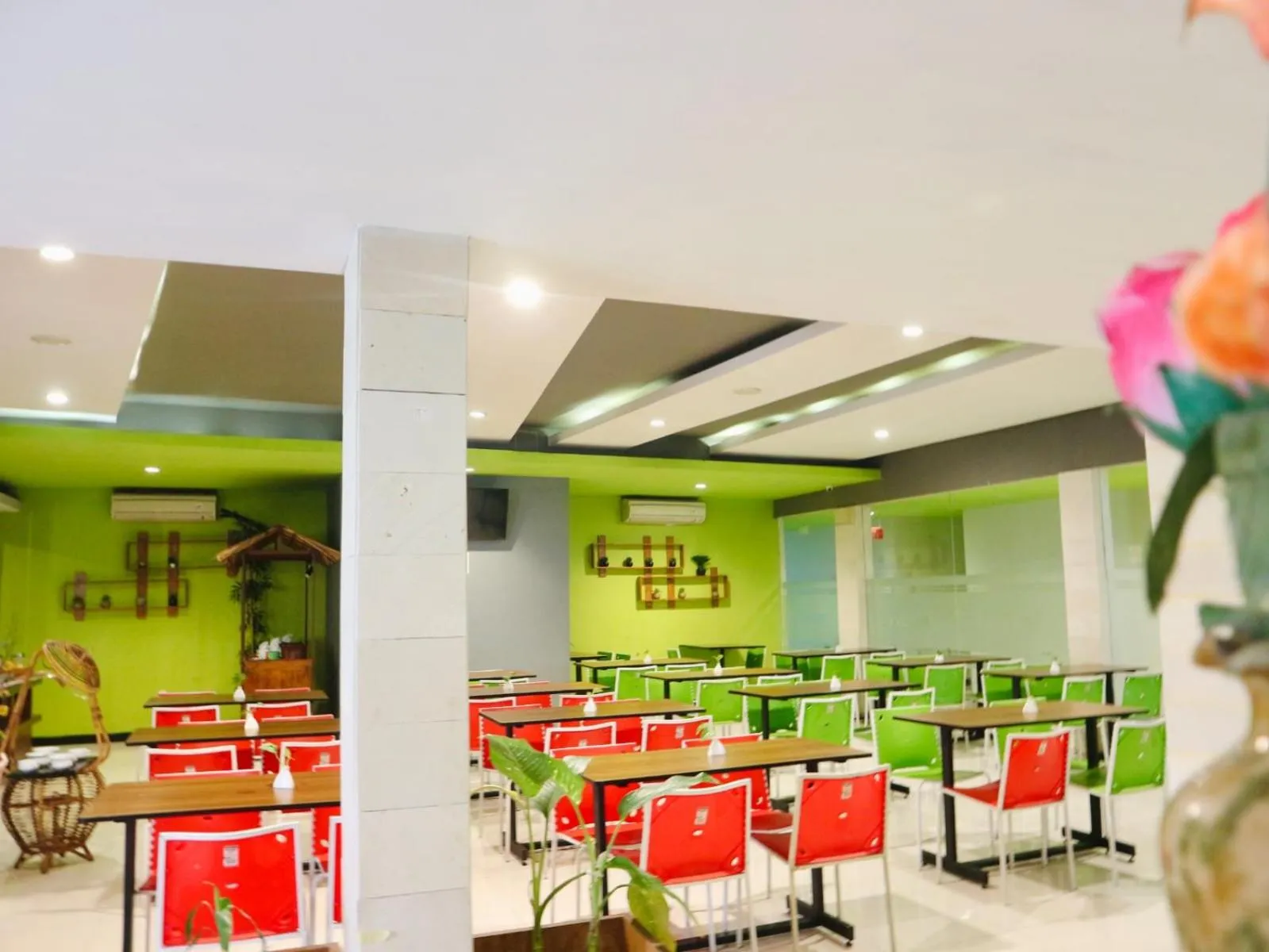 Restaurant/places to eat in Hotel Candi Indah Akpol Semarang