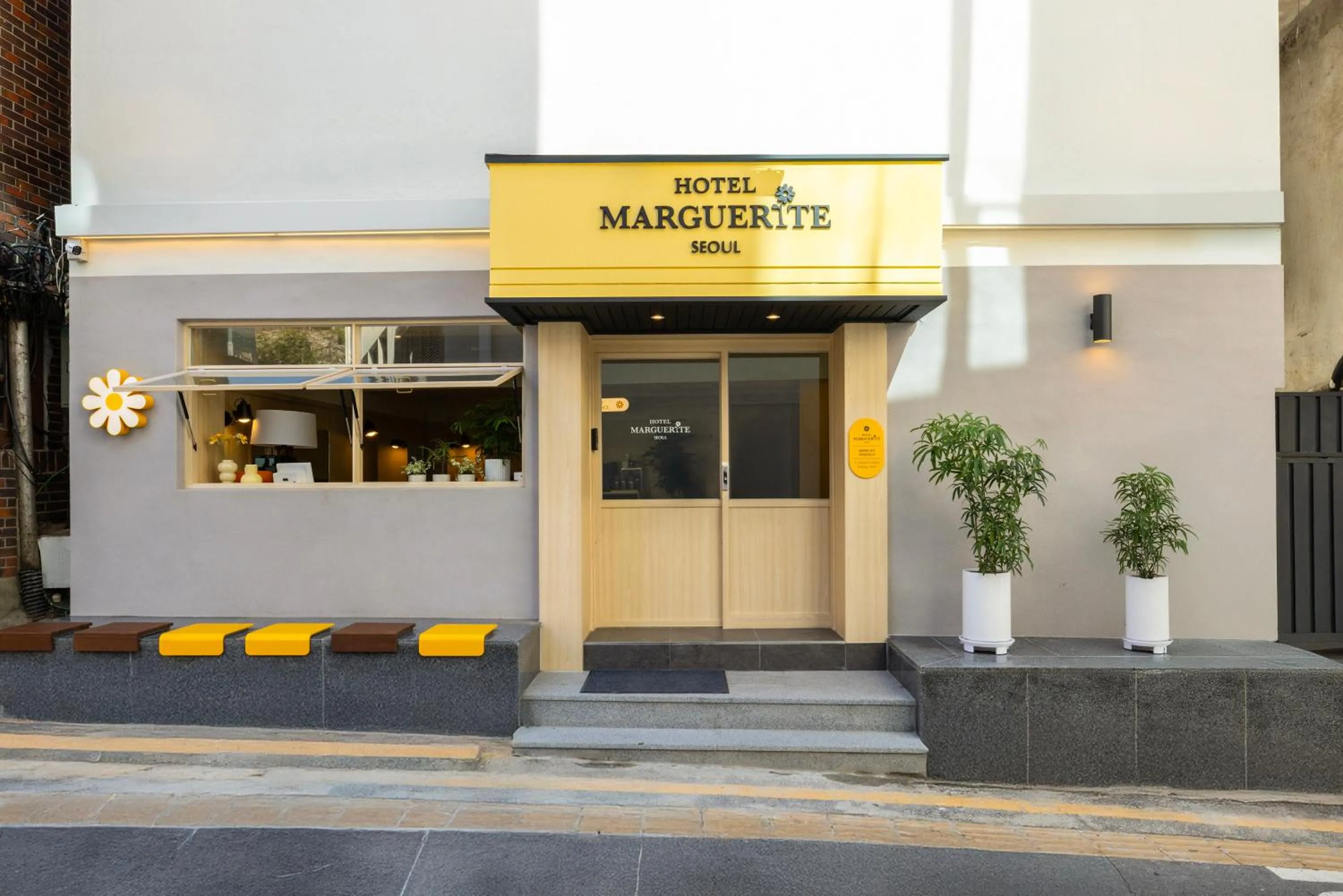 Facade/entrance in Myeongdong Guesthouse Como