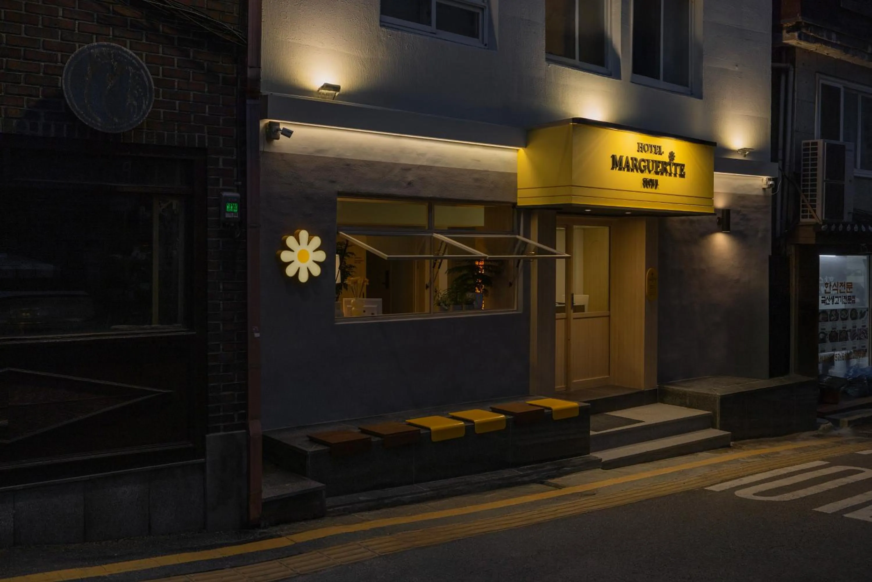 Facade/entrance in Myeongdong Guesthouse Como