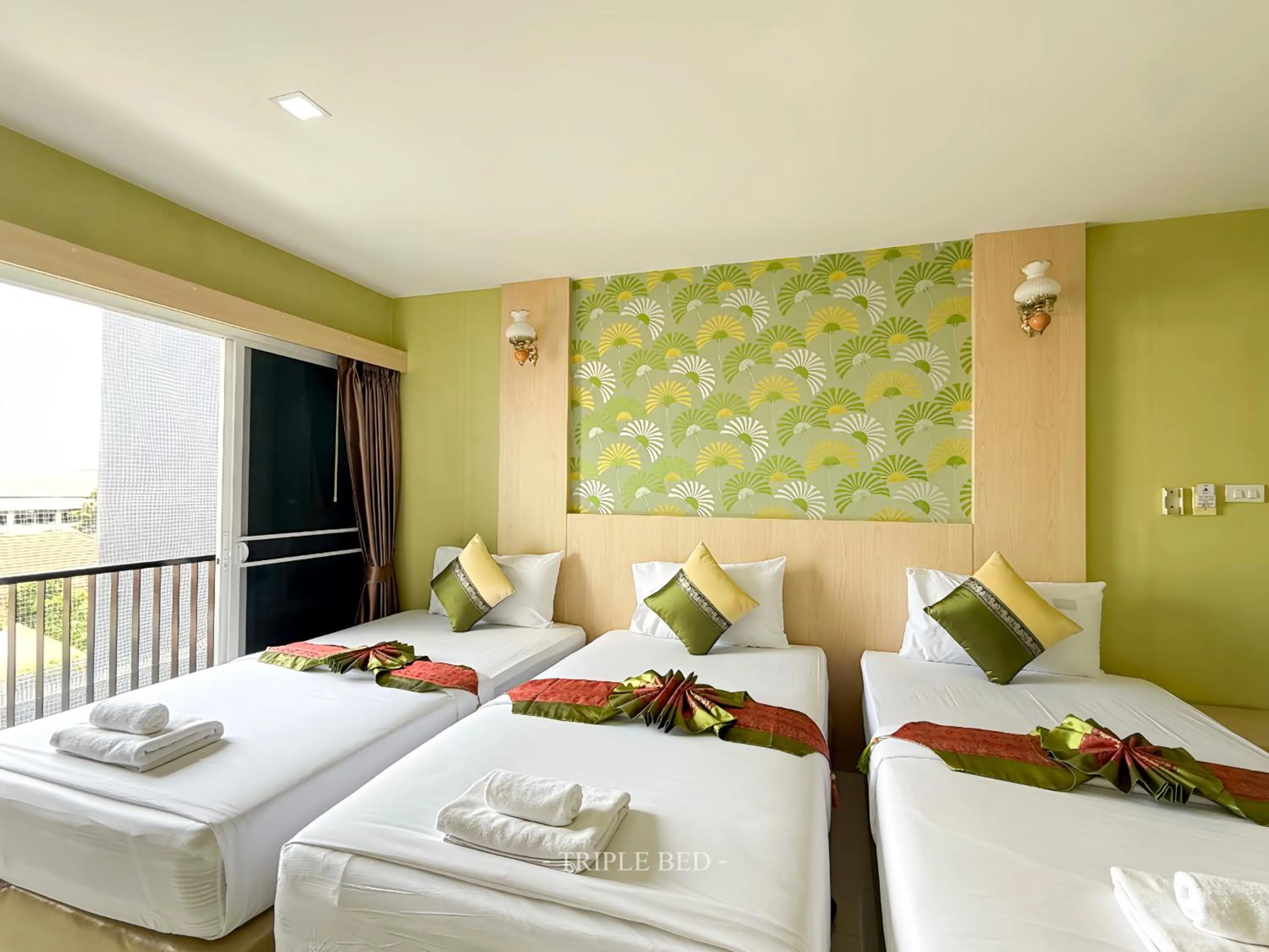 Bedroom, Bed in Family Hotel Khon Kaen - แฟมิลี่ โฮเทล ขอนแก่น