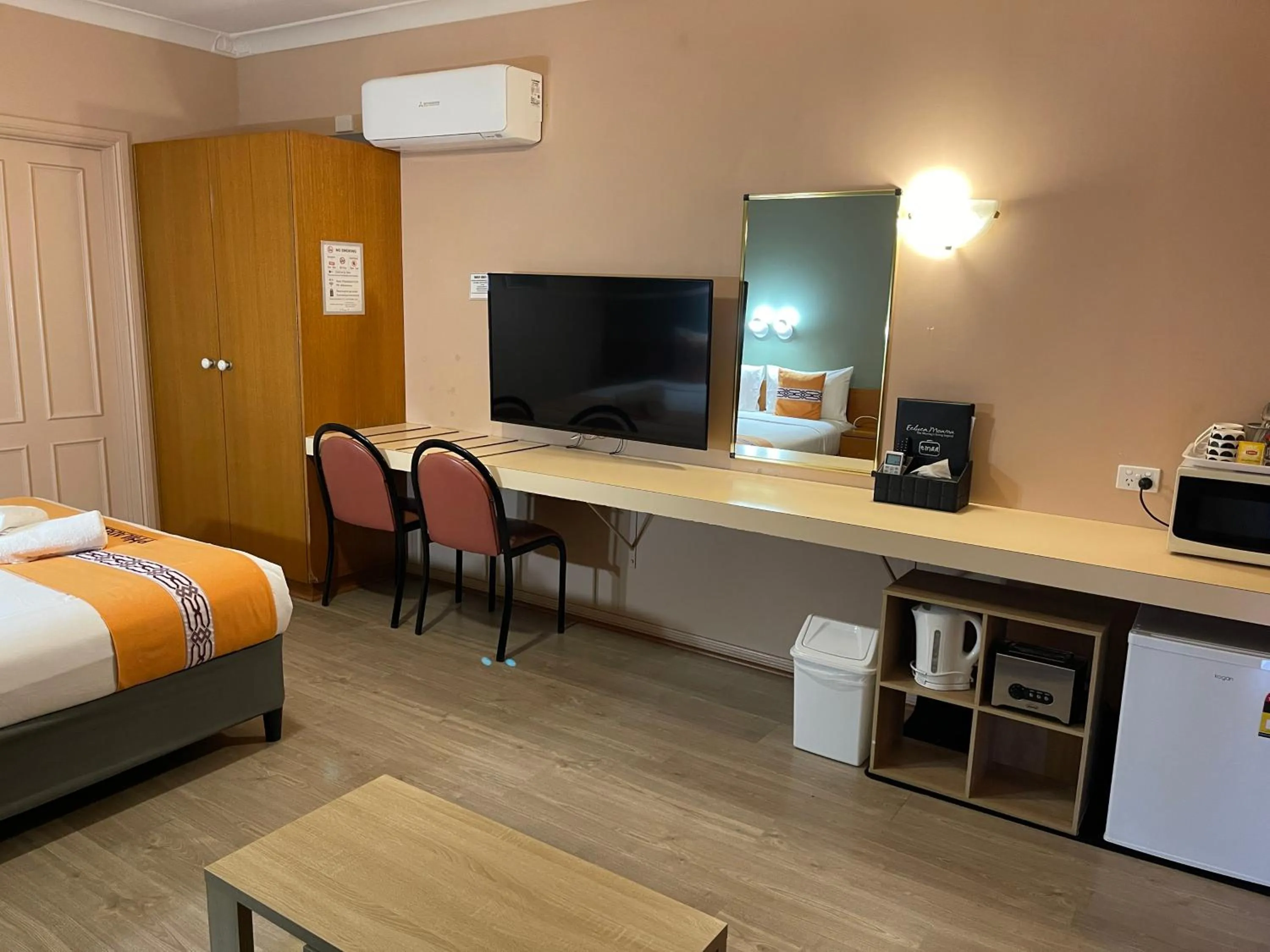 Photo of the whole room, Bed in Philadelphia Motor Inn