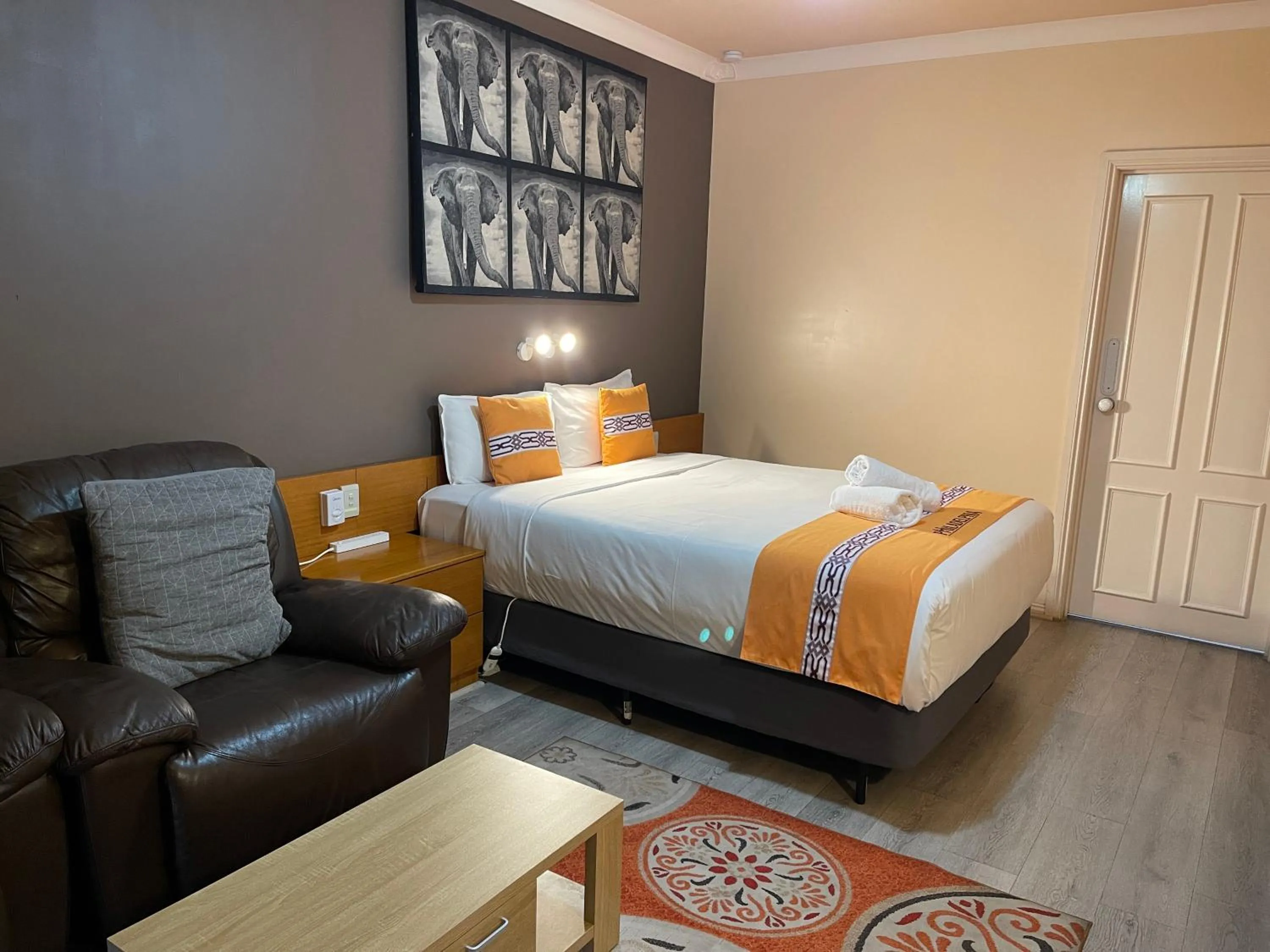 Photo of the whole room, Bed in Philadelphia Motor Inn