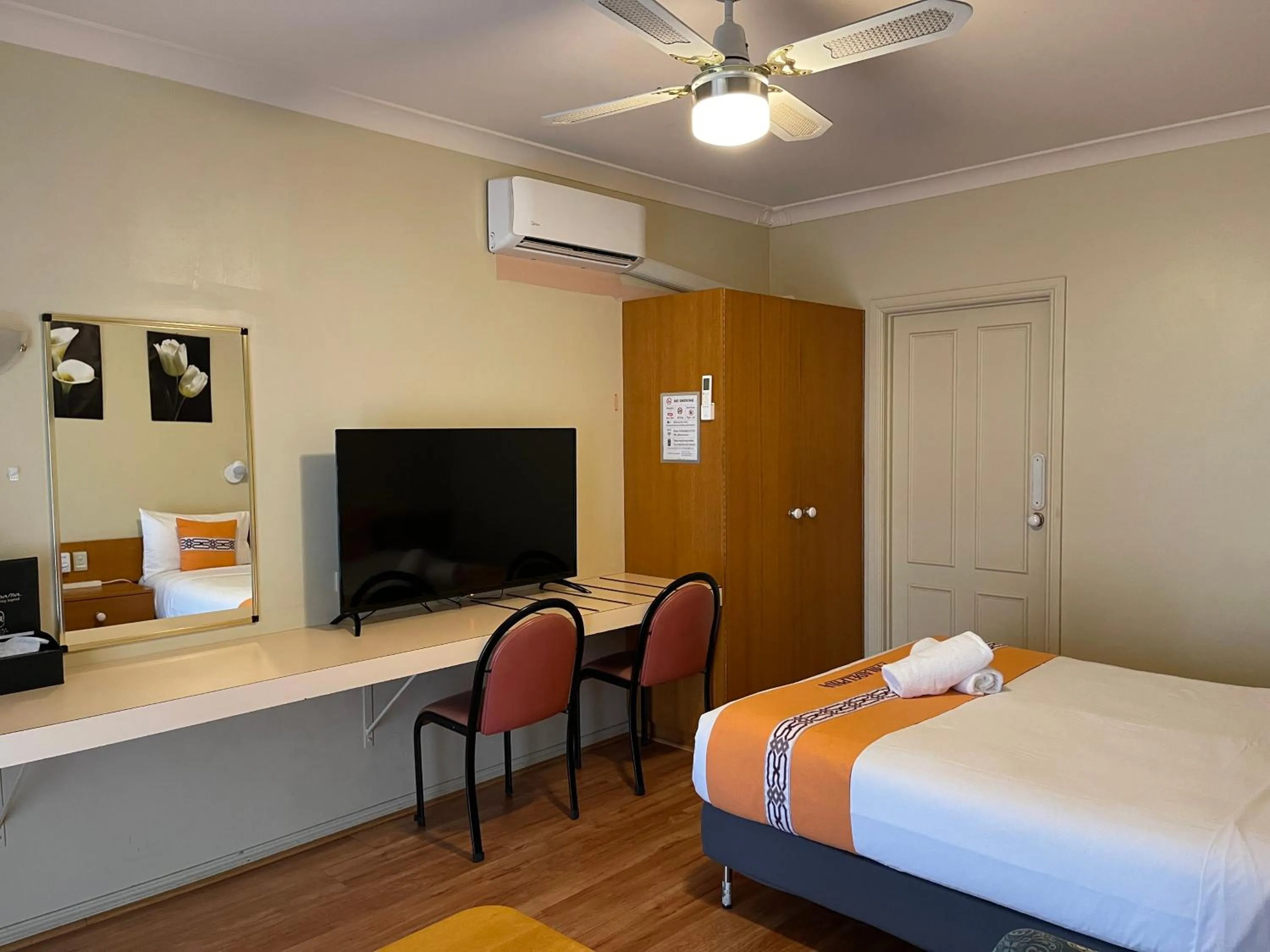 Photo of the whole room, Bed in Philadelphia Motor Inn