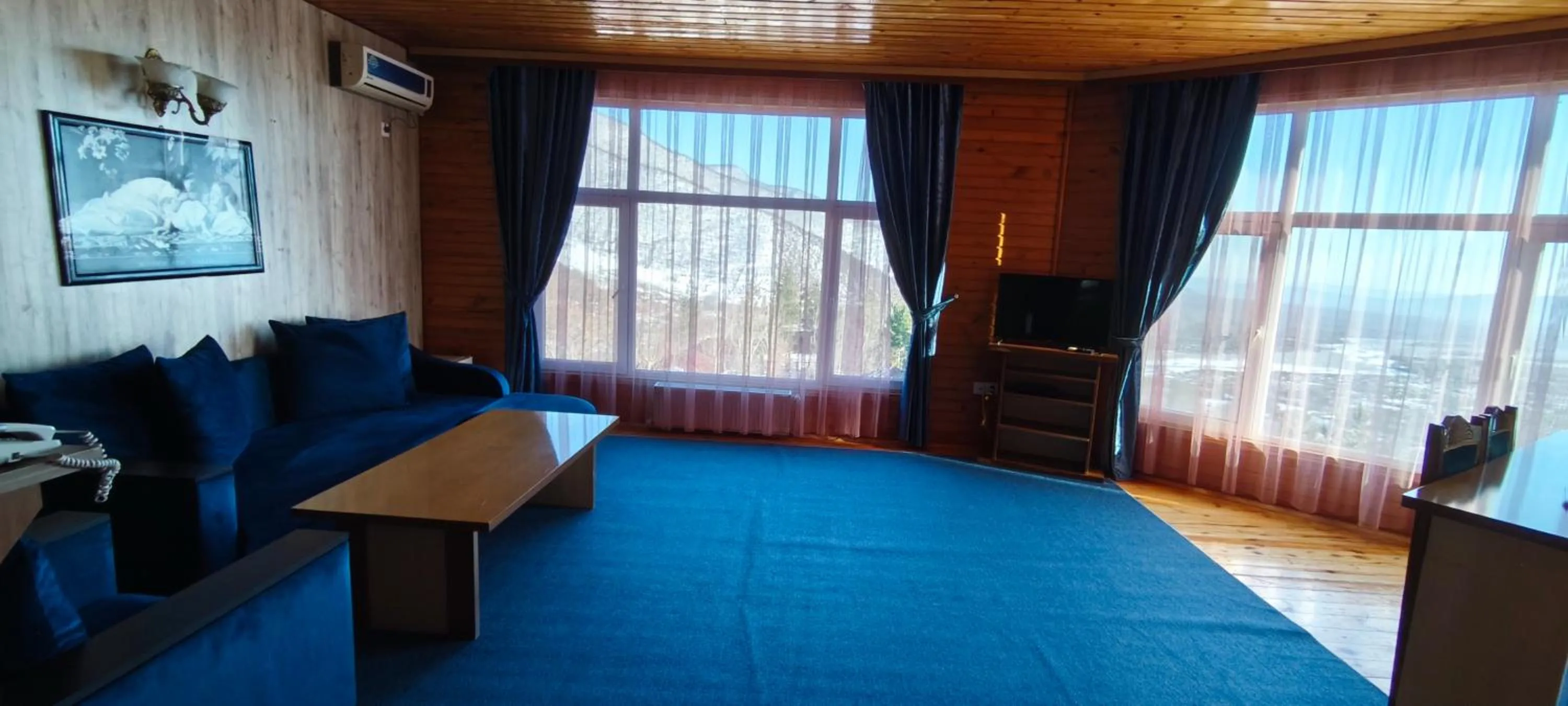 Living room, Bed in Kungut Hotel & Restaurant