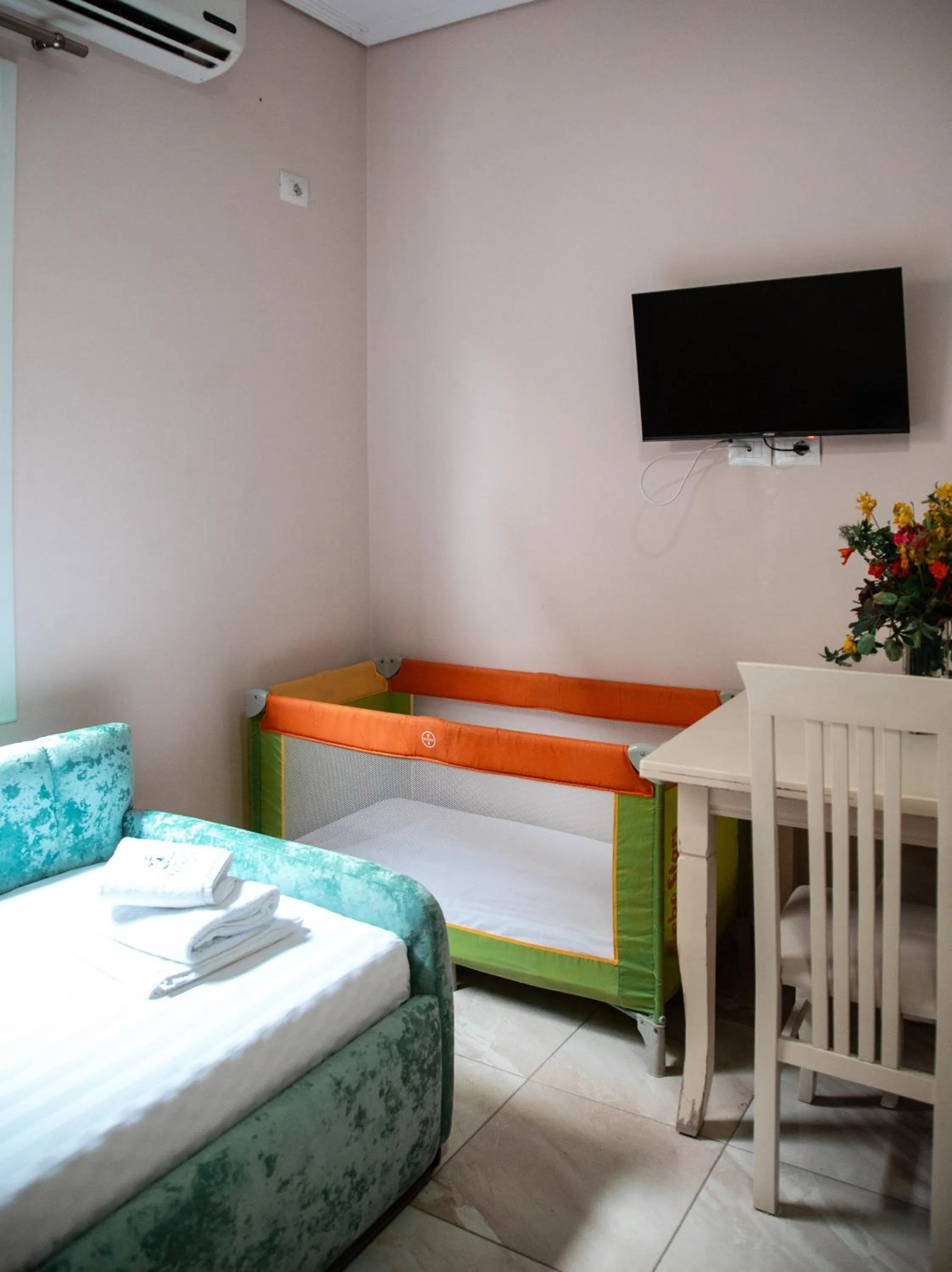 Living room, Bed in Vila e Bardhe Butique Hotel