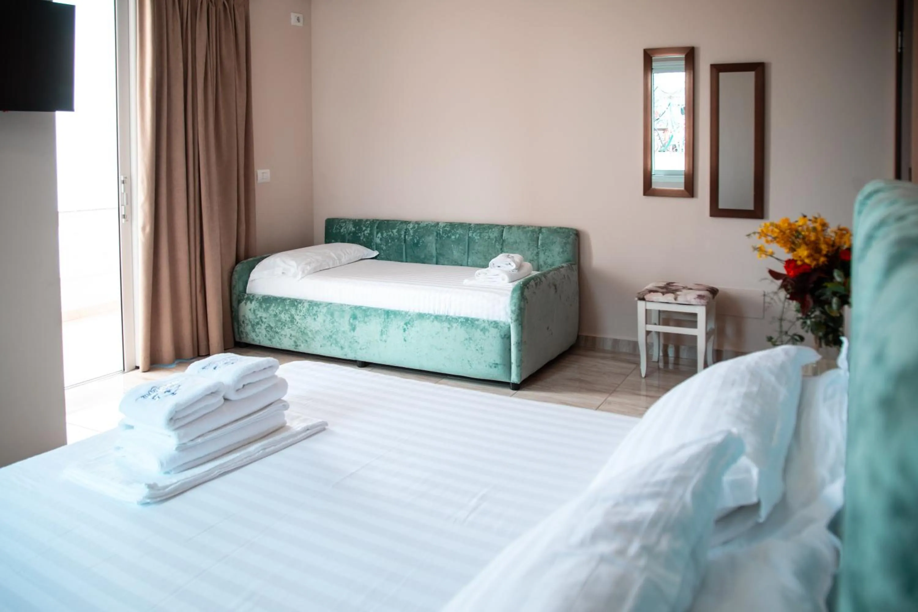 towels, Bed in Vila e Bardhe Butique Hotel