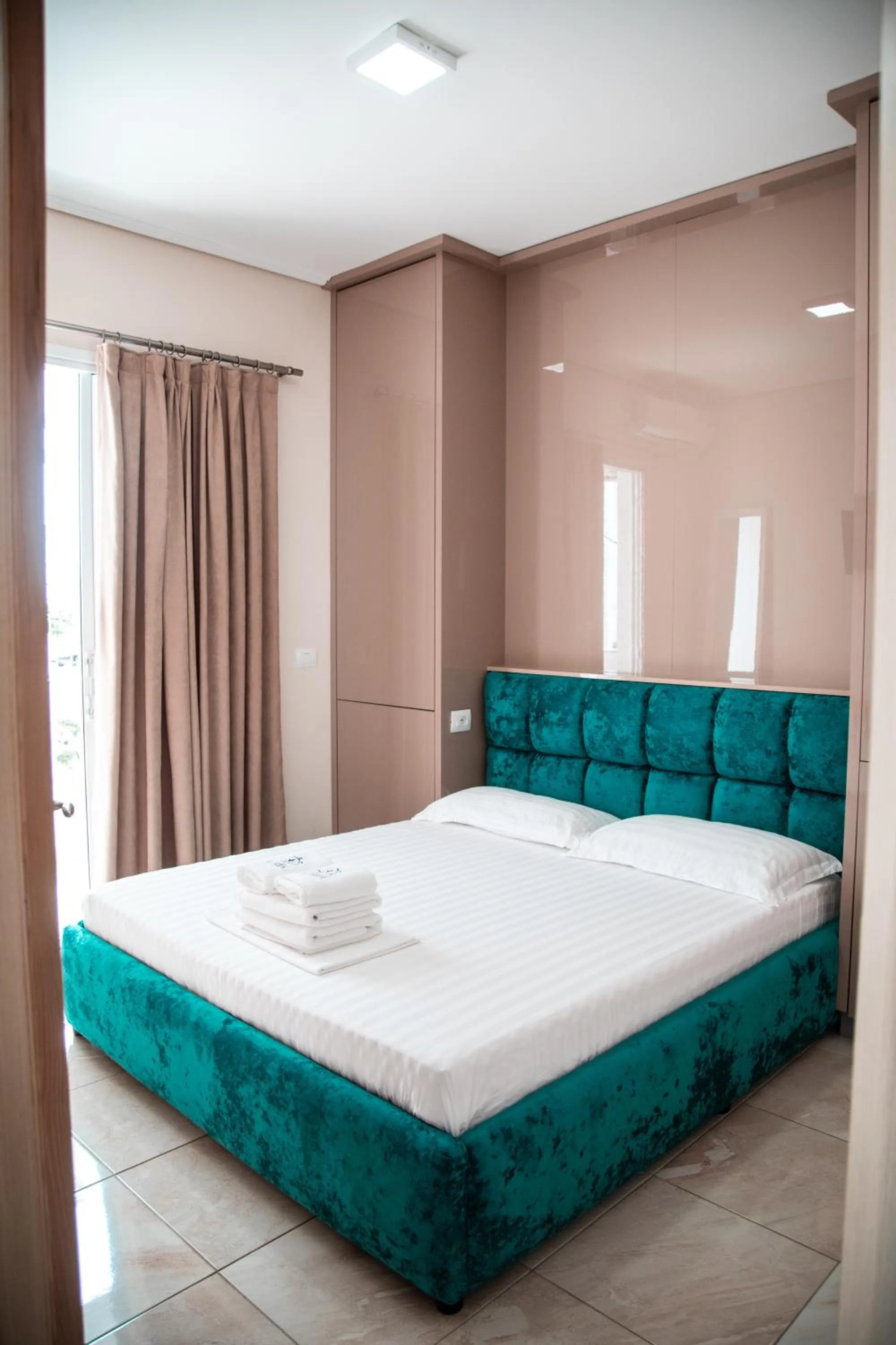 Bed in Vila e Bardhe Butique Hotel