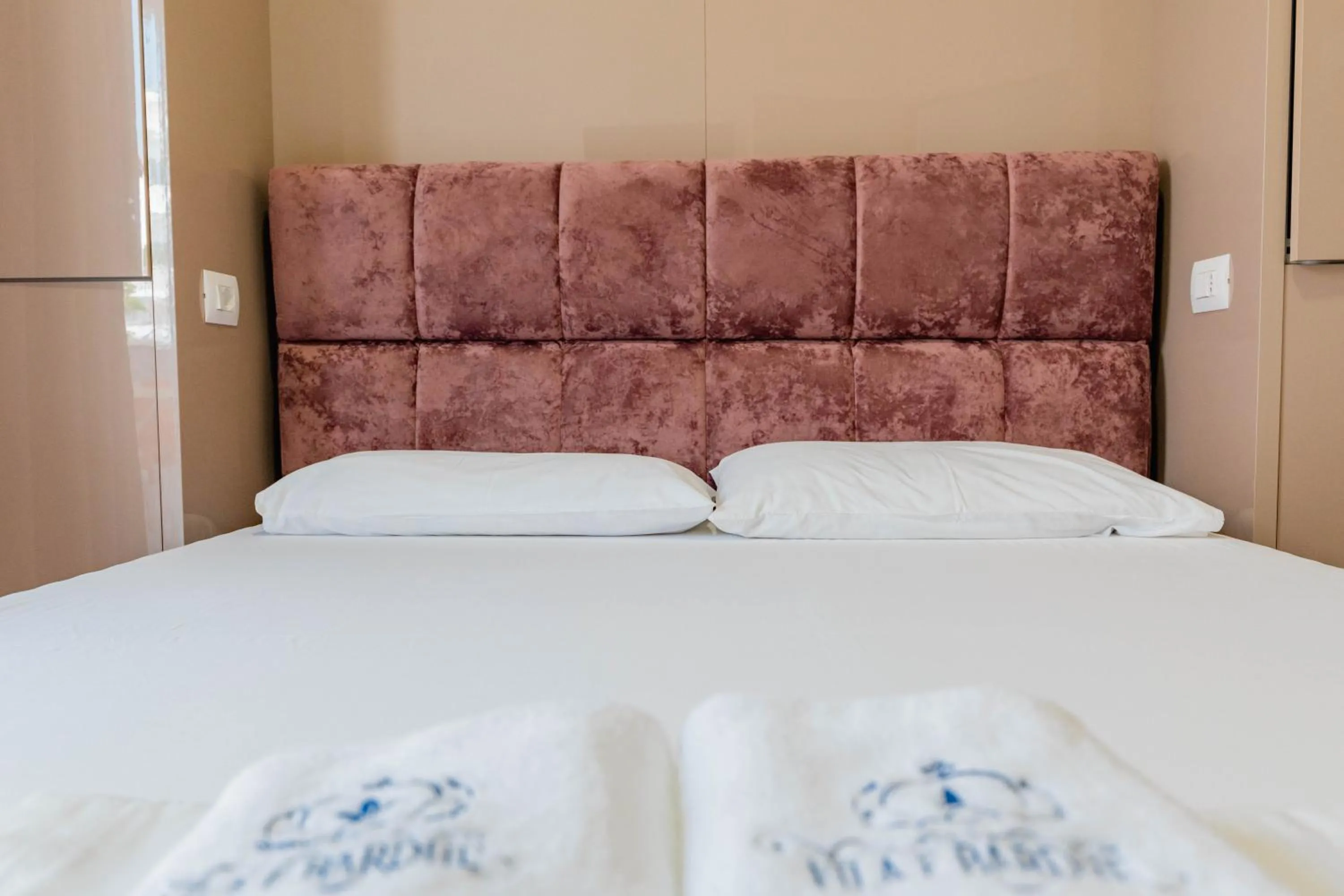 Bed in Vila e Bardhe Butique Hotel