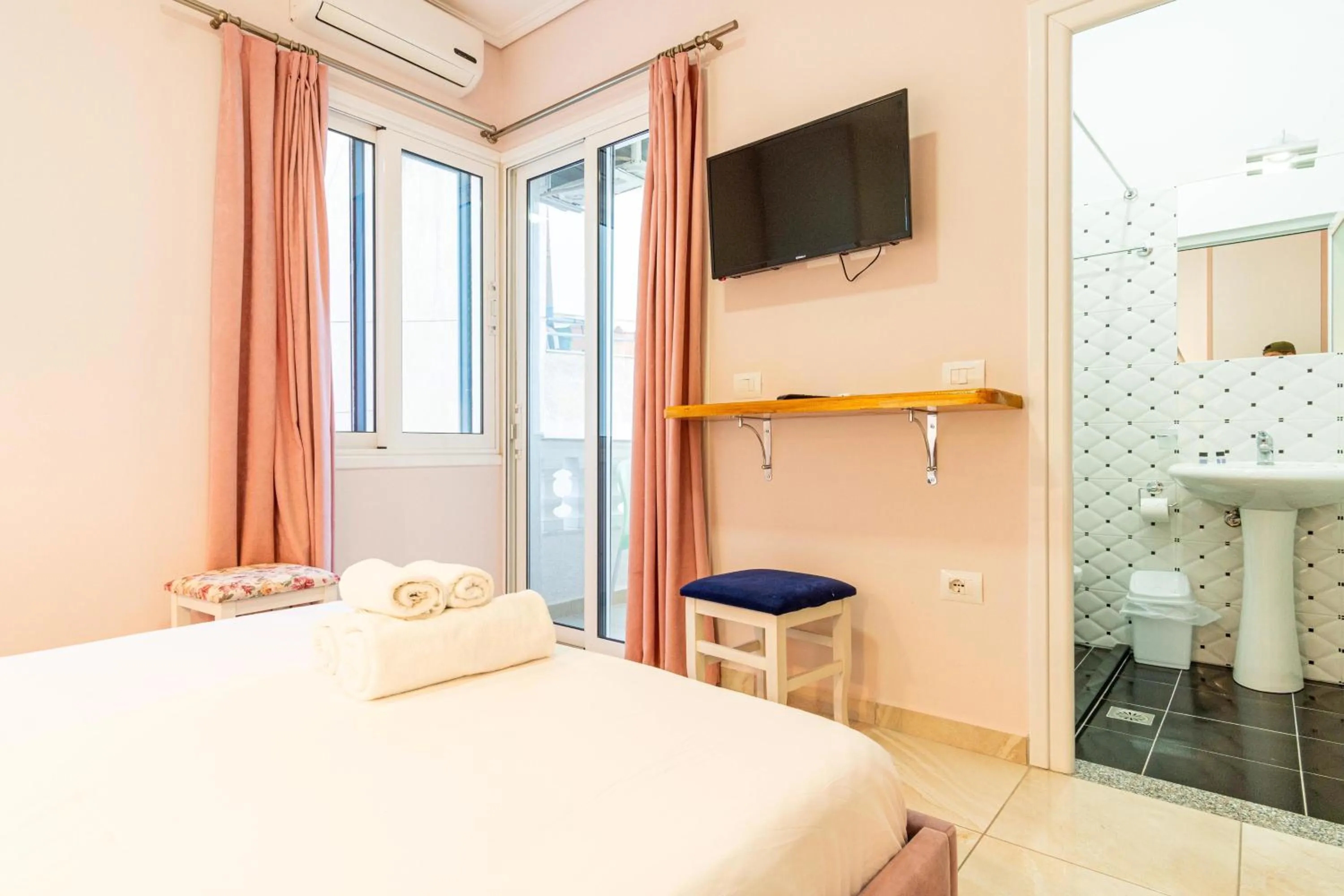 Photo of the whole room, Bed in Vila e Bardhe Butique Hotel