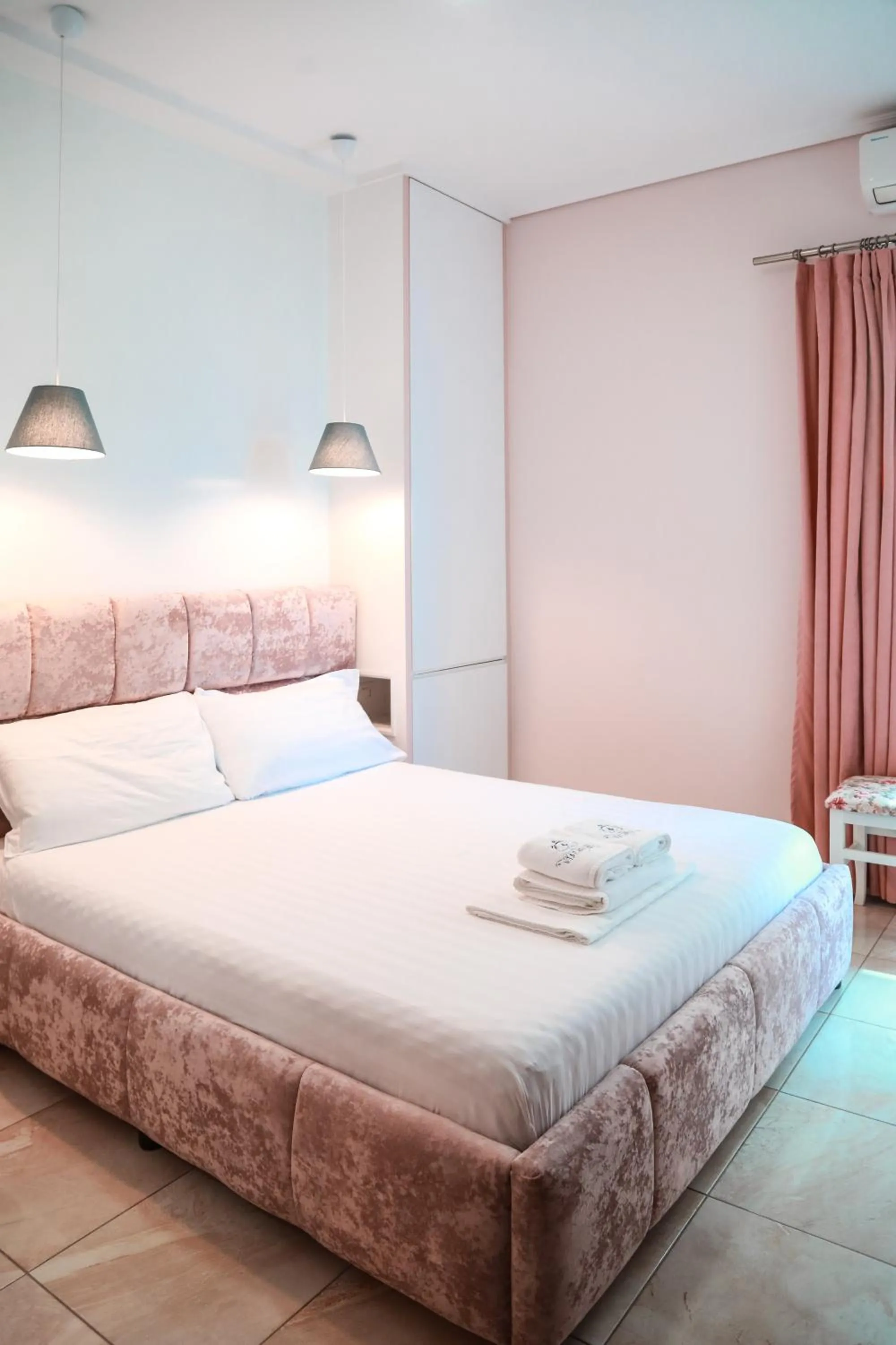 Bed in Vila e Bardhe Butique Hotel