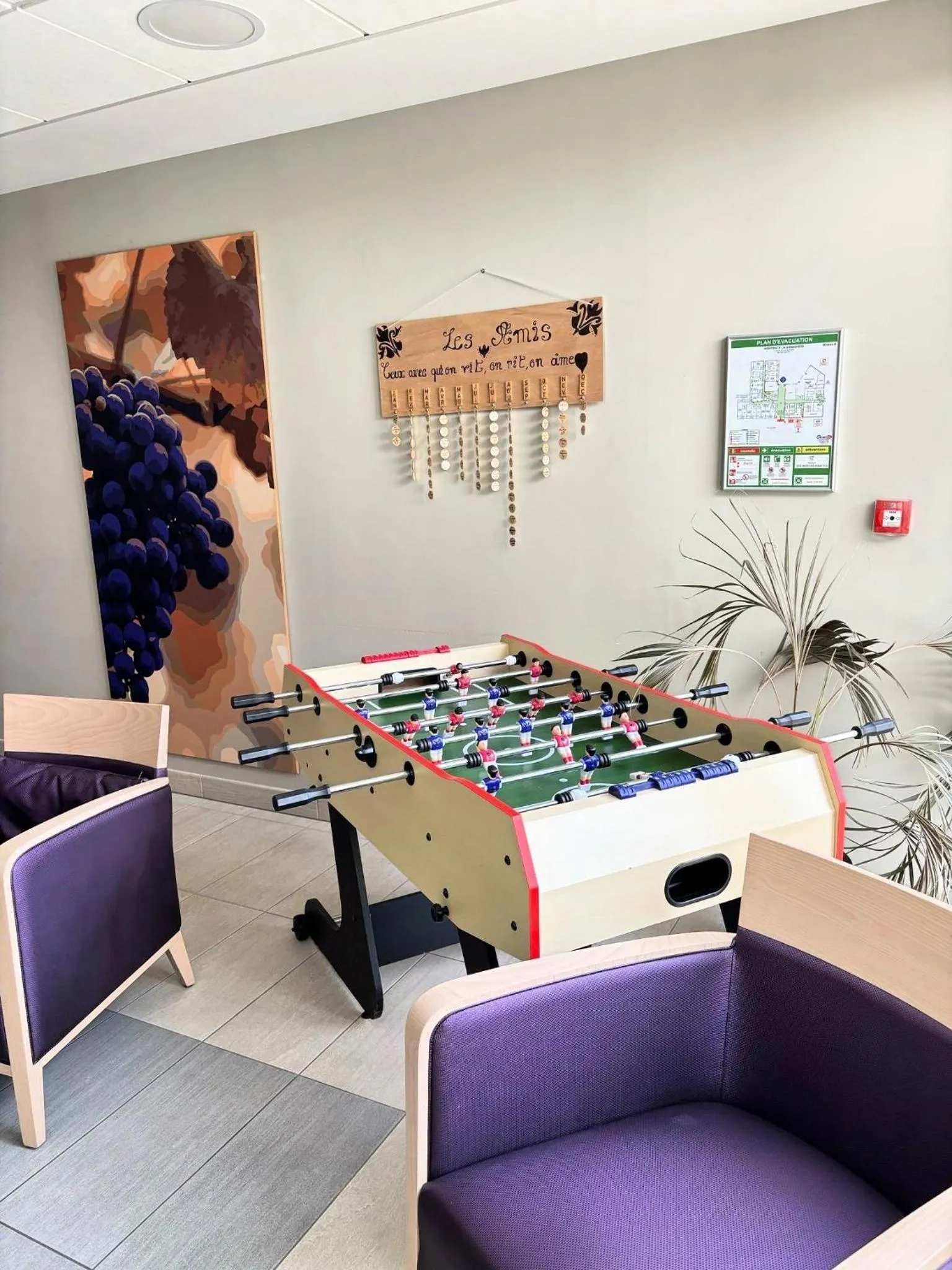 Communal lounge/ TV room in Zenao Appart'hôtels Cenon