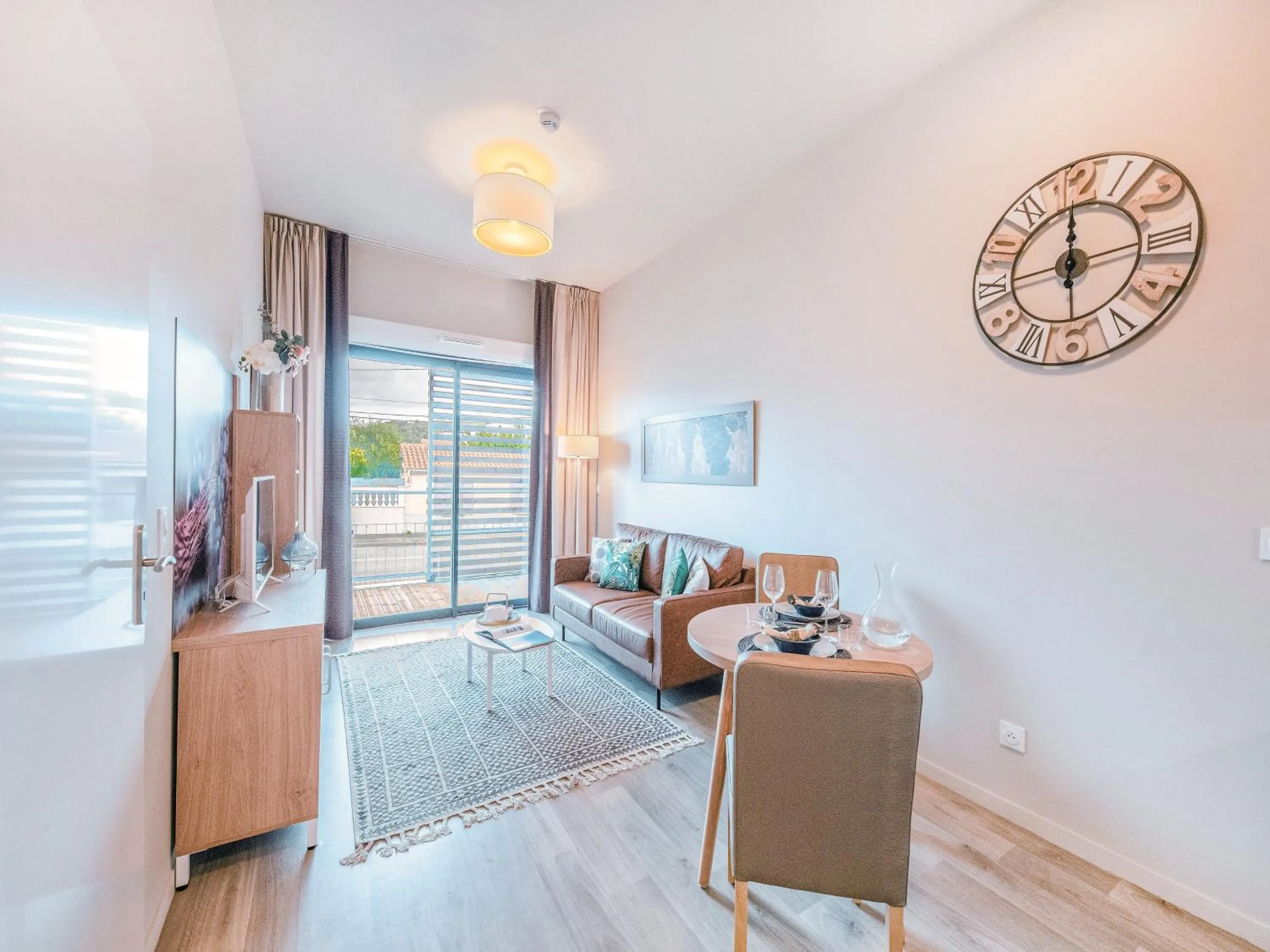 TV and multimedia in Zenao Appart'hôtels Cenon