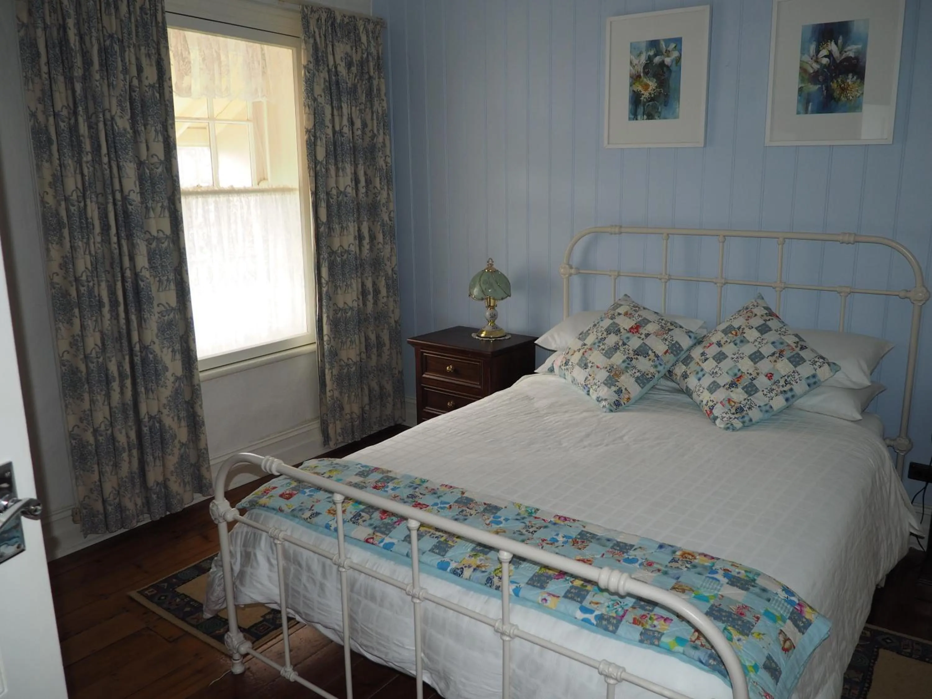 Bed in Cobblers Cottage B&B