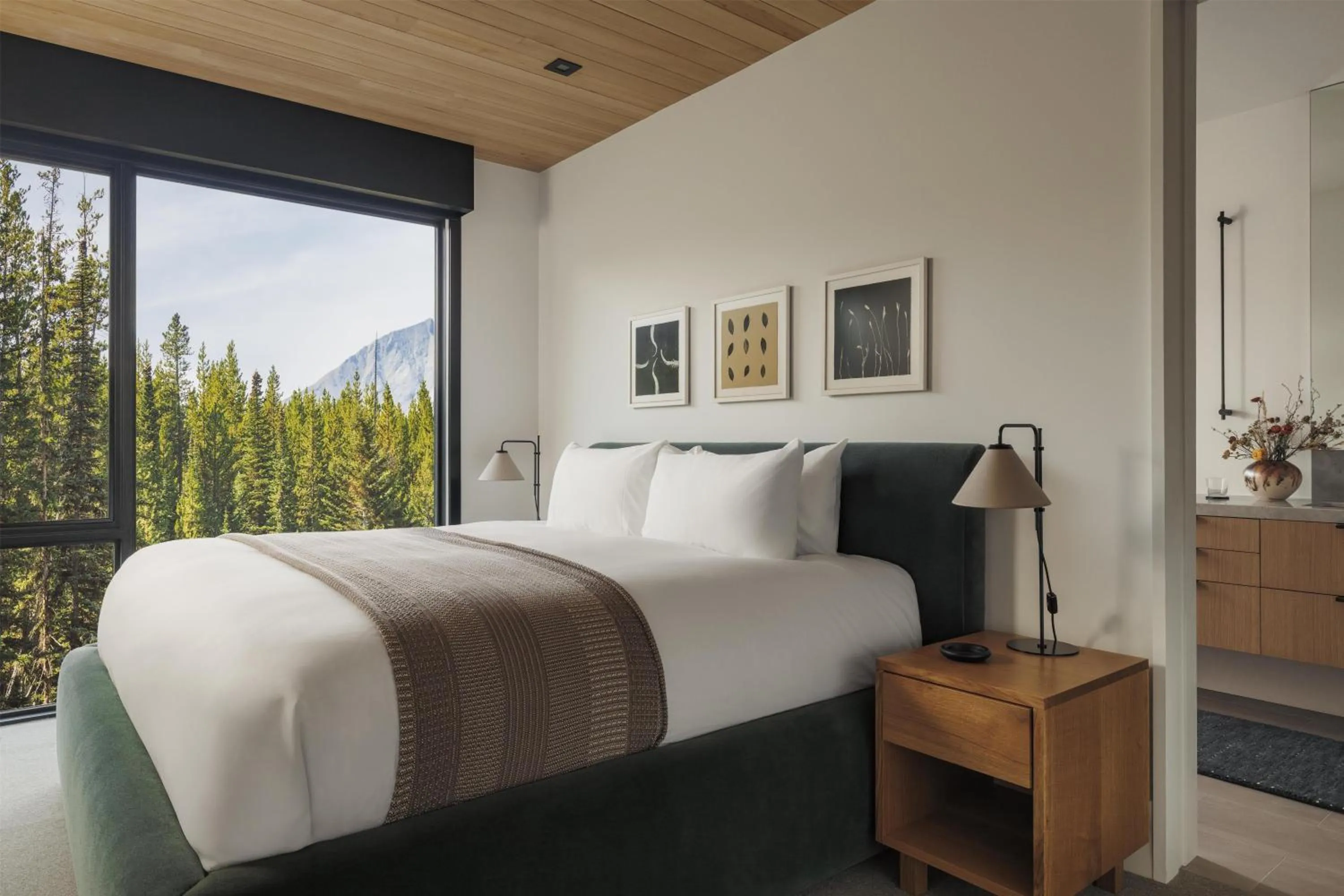 Photo of the whole room, Bed in One&Only Moonlight Basin