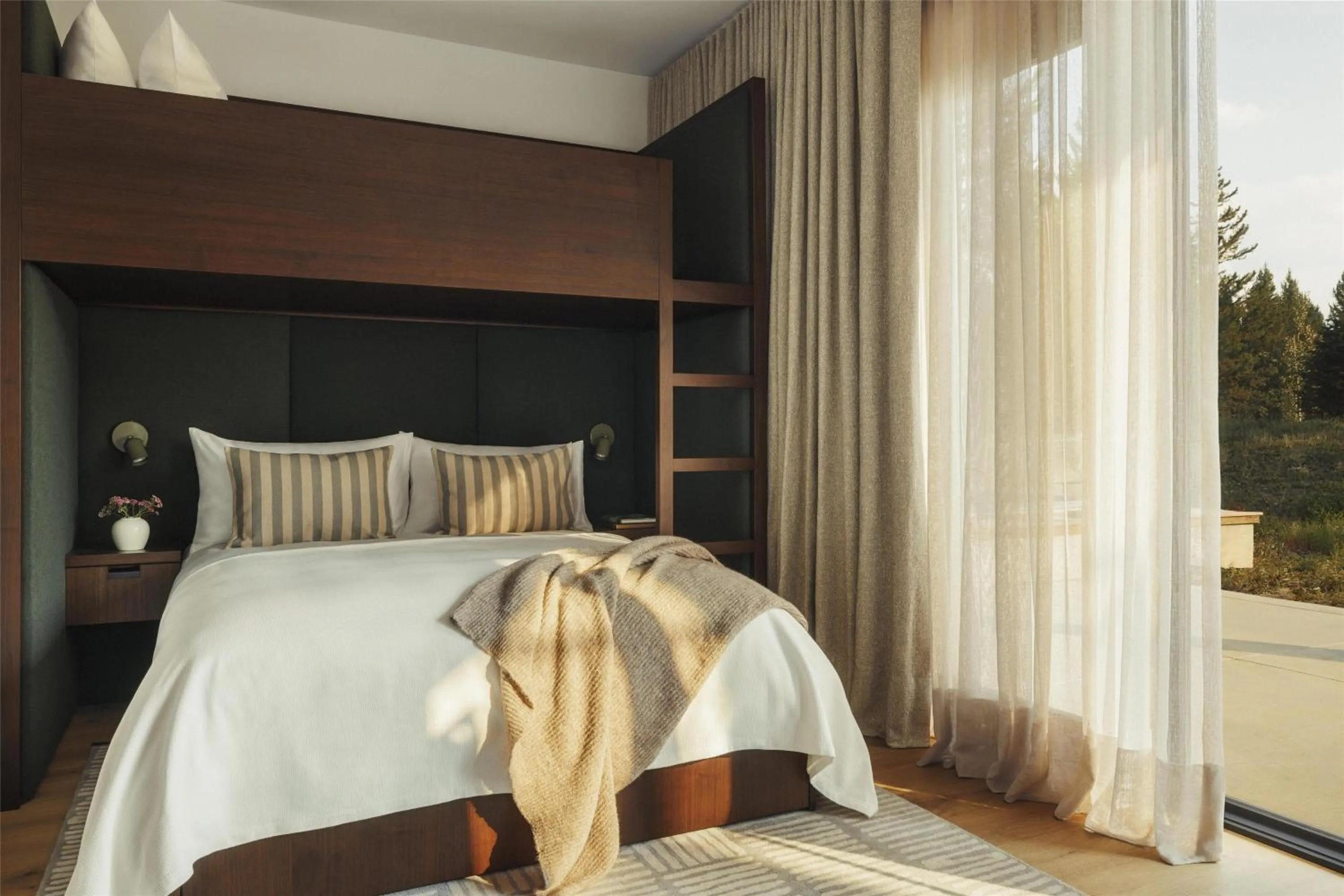 Photo of the whole room, Bed in One&Only Moonlight Basin