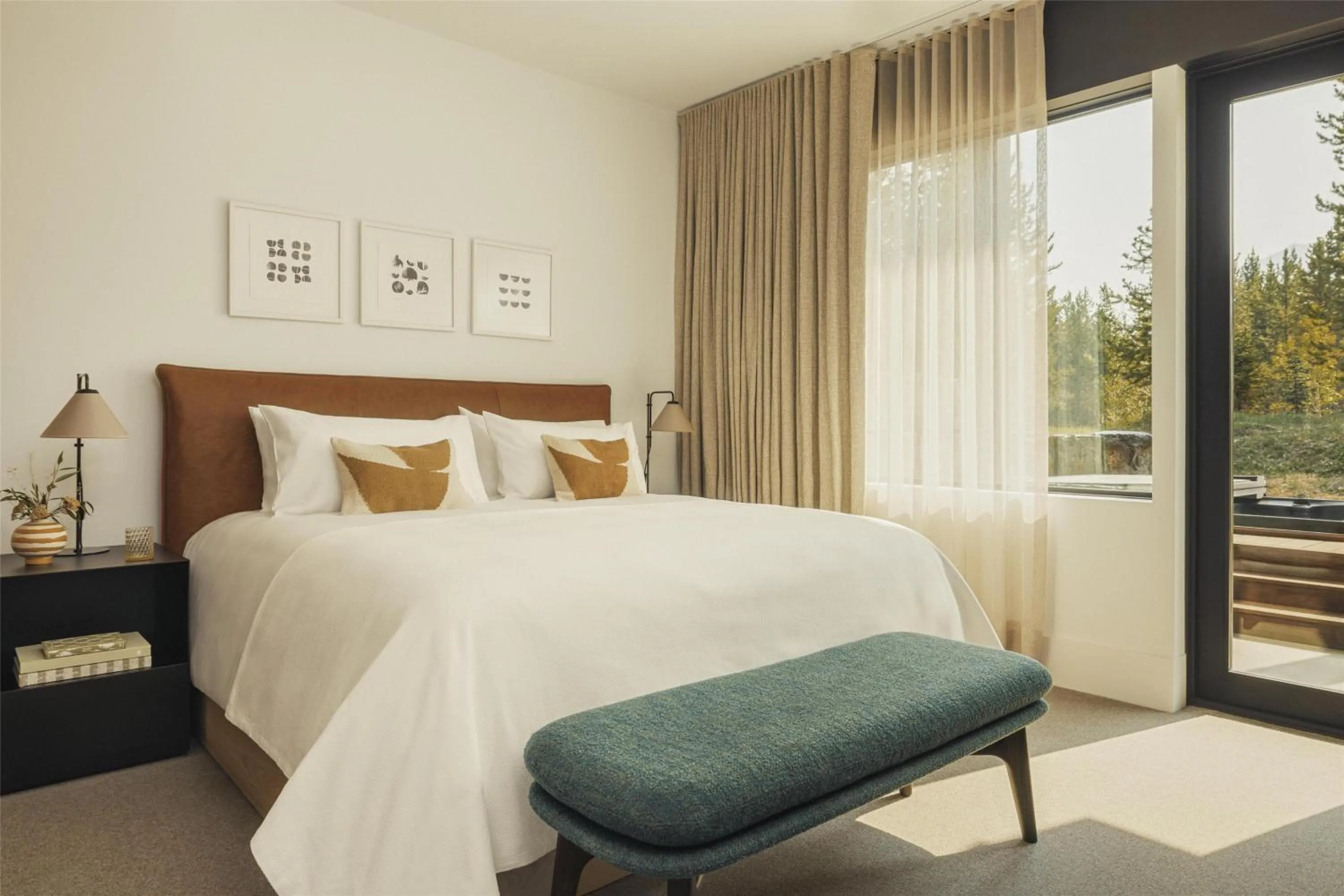 Photo of the whole room, Bed in One&Only Moonlight Basin