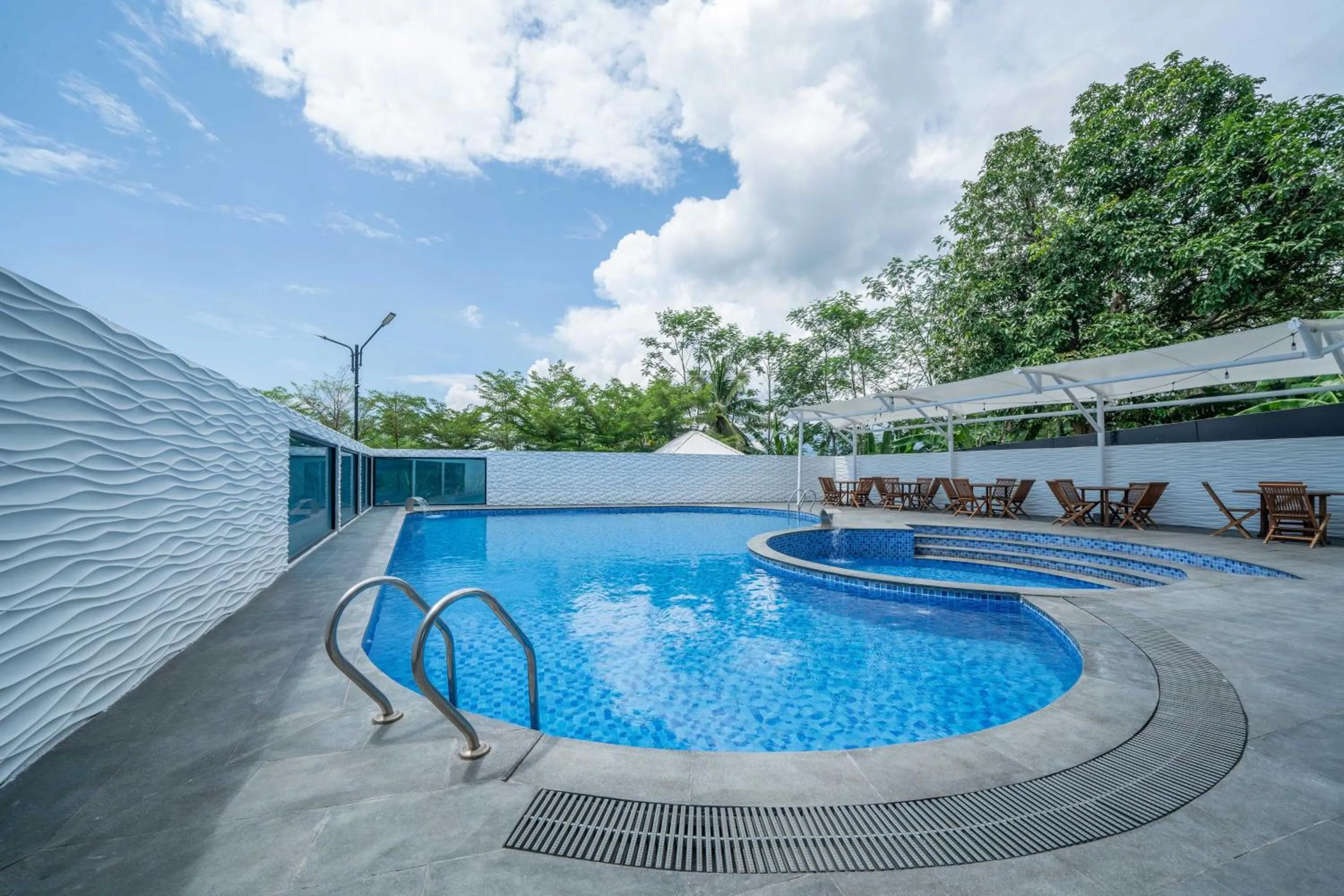 Swimming pool in KYRIAD M2 LAMPUNG