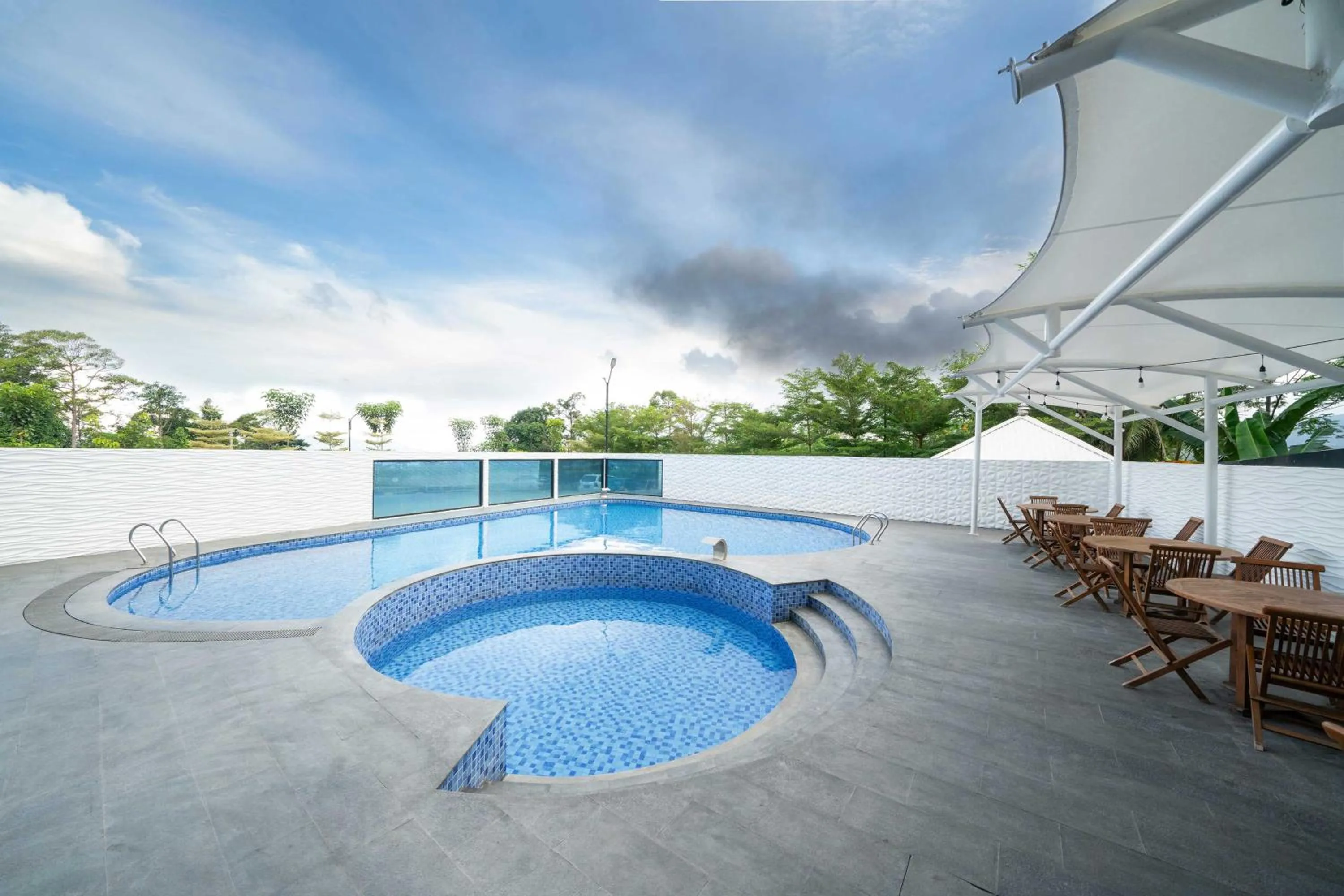 Swimming pool in KYRIAD M2 LAMPUNG