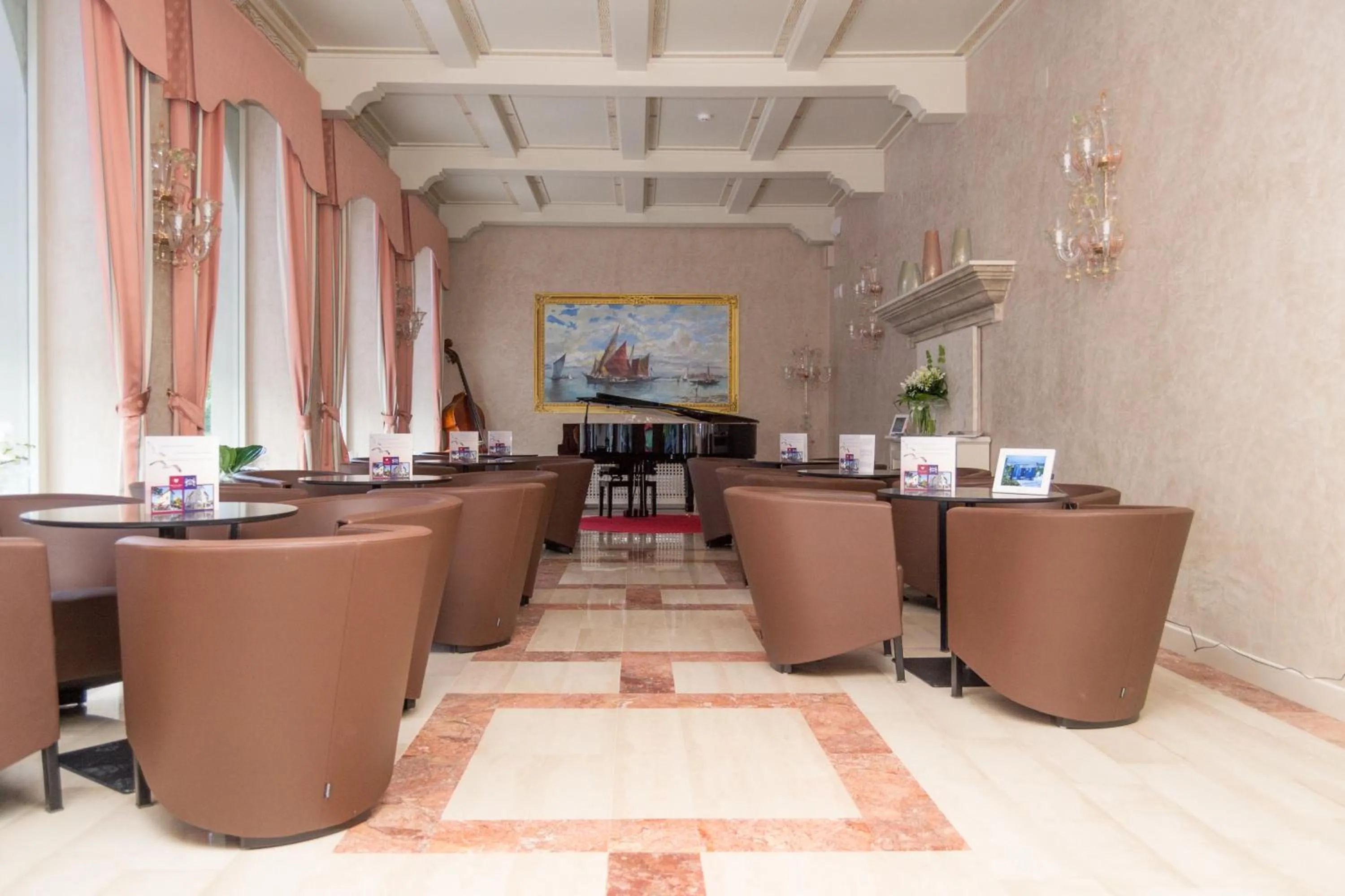 Communal lounge/ TV room in Hotel Villa Bernt