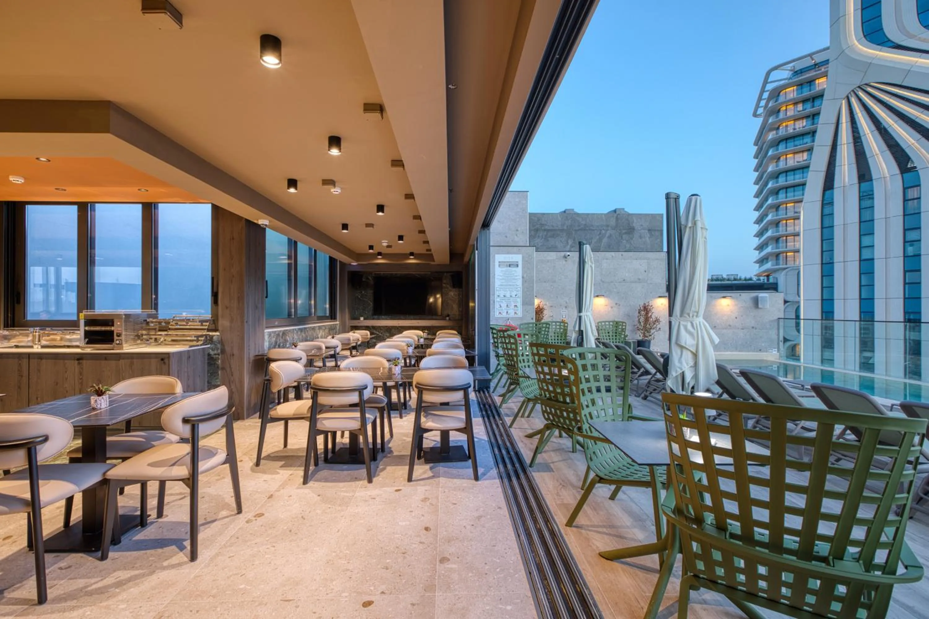 Restaurant/places to eat in VITA Hotel & Rooftop