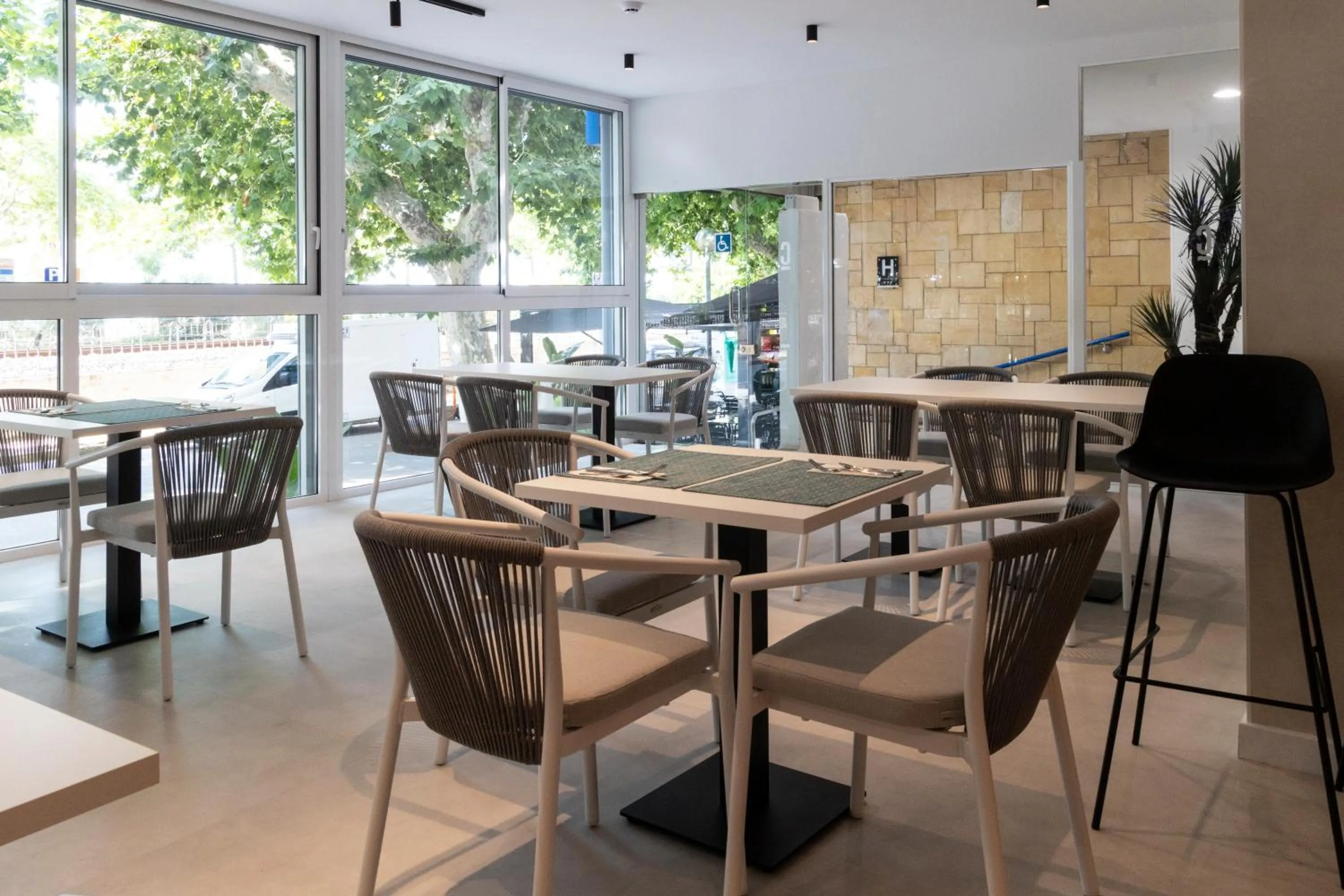 Lounge or bar in Hotel Calella by Beatriz Hoteles