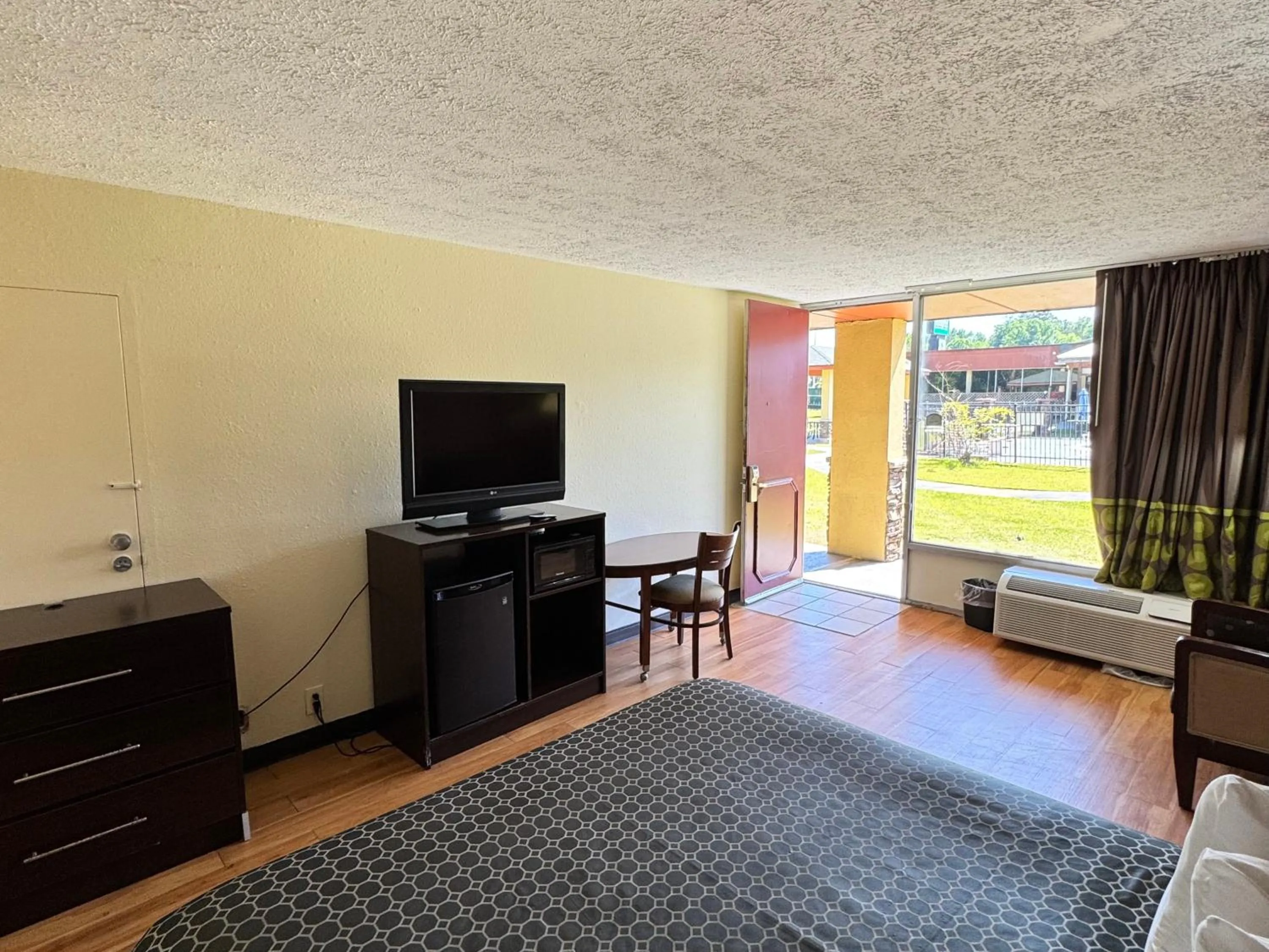 Bedroom in OYO Hotel Phenix City