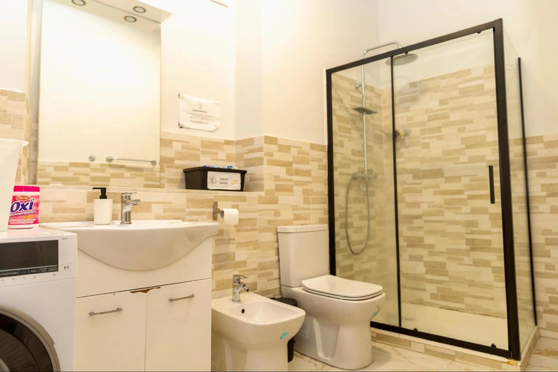 Shower in Hostel Bosmi Bed&Language Liguria