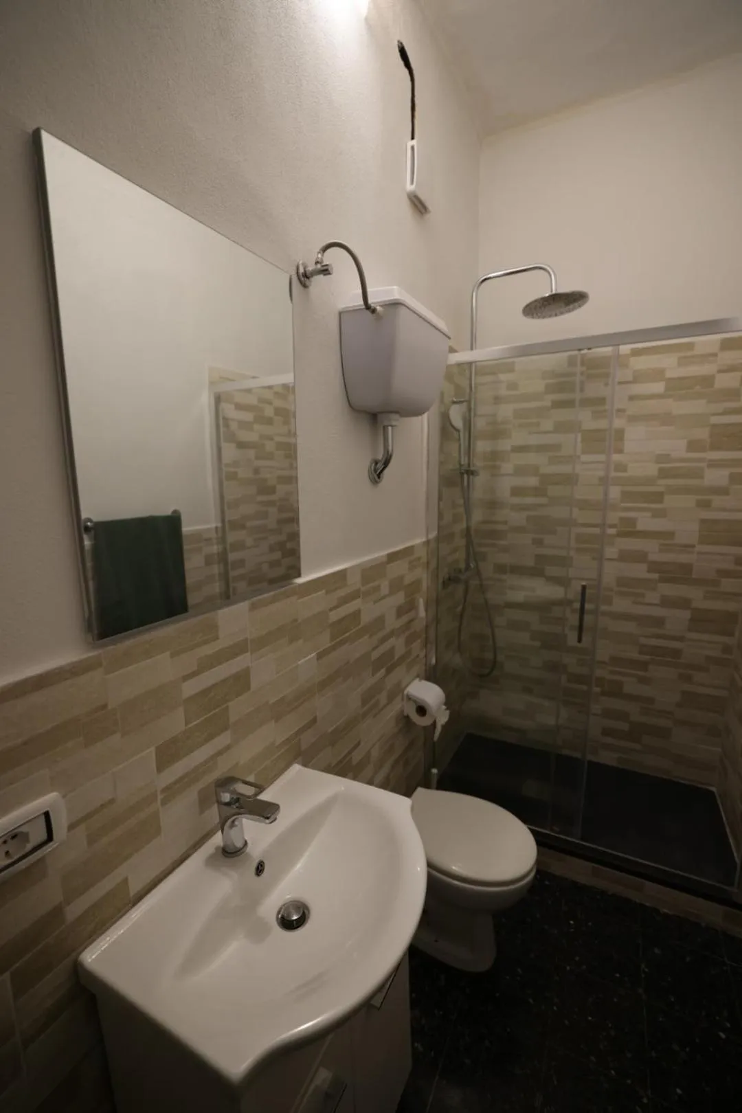 Bathroom in Hostel Bosmi Bed&Language Liguria