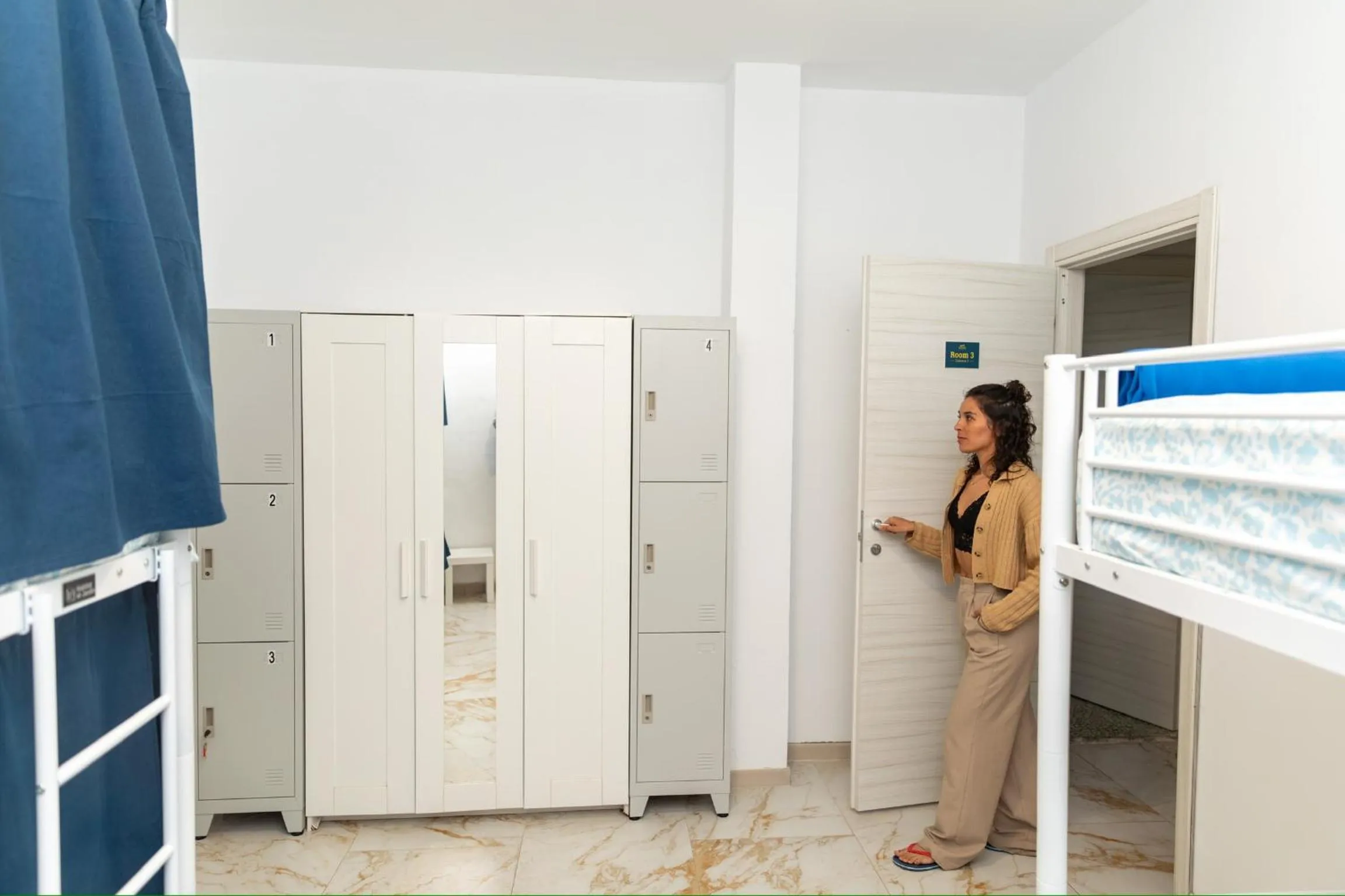 wardrobe in Hostel Bosmi Bed&Language Liguria