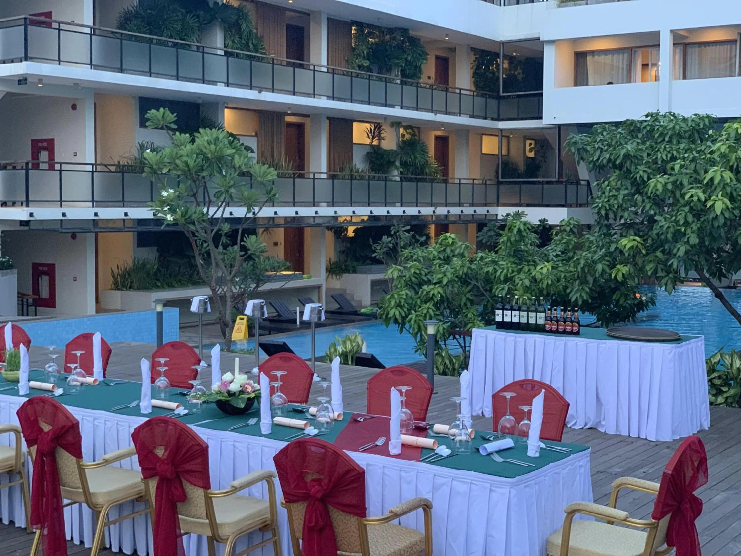 Restaurant/places to eat in Somadevi Residence