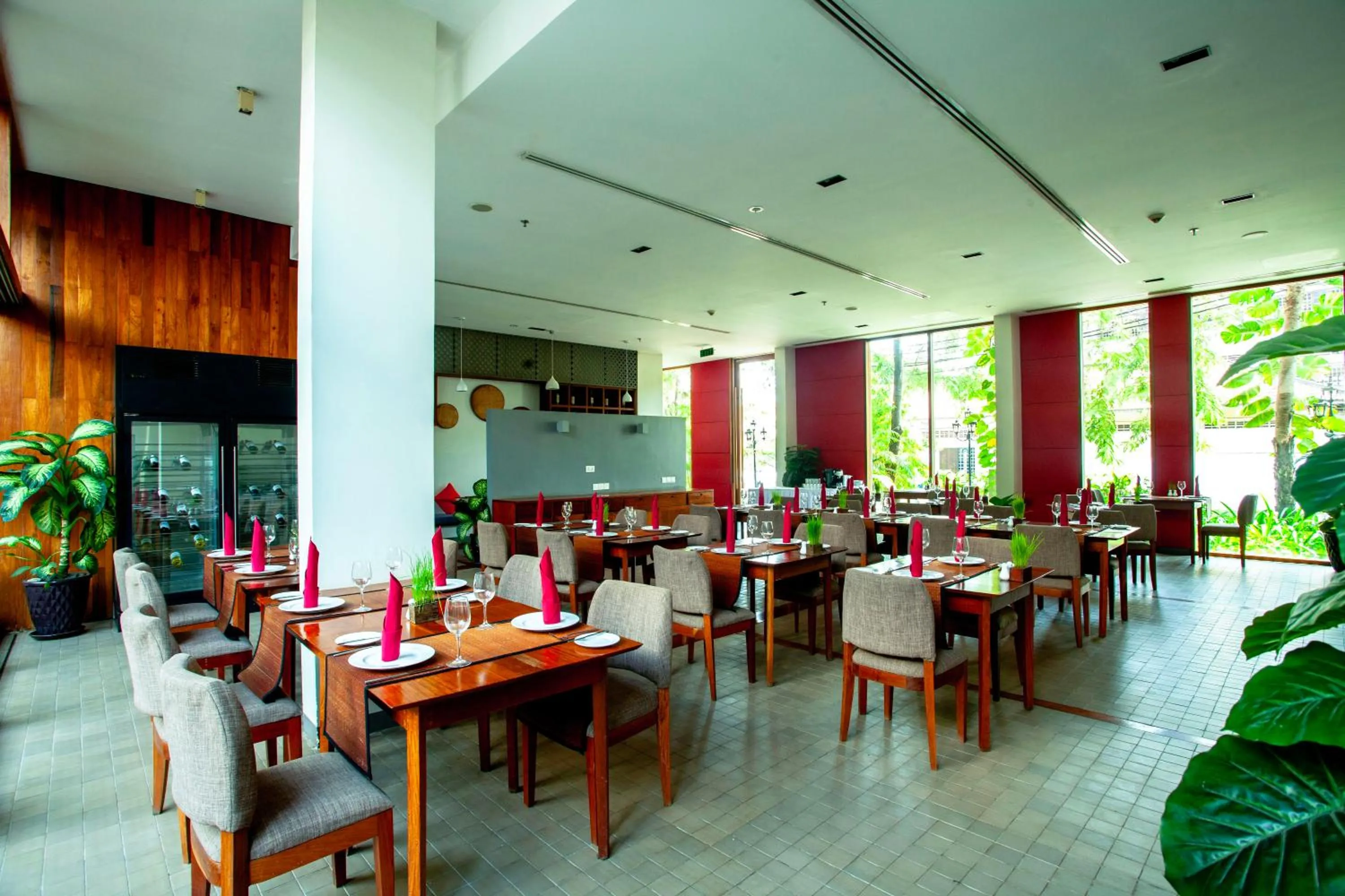 Restaurant/places to eat in Somadevi Residence