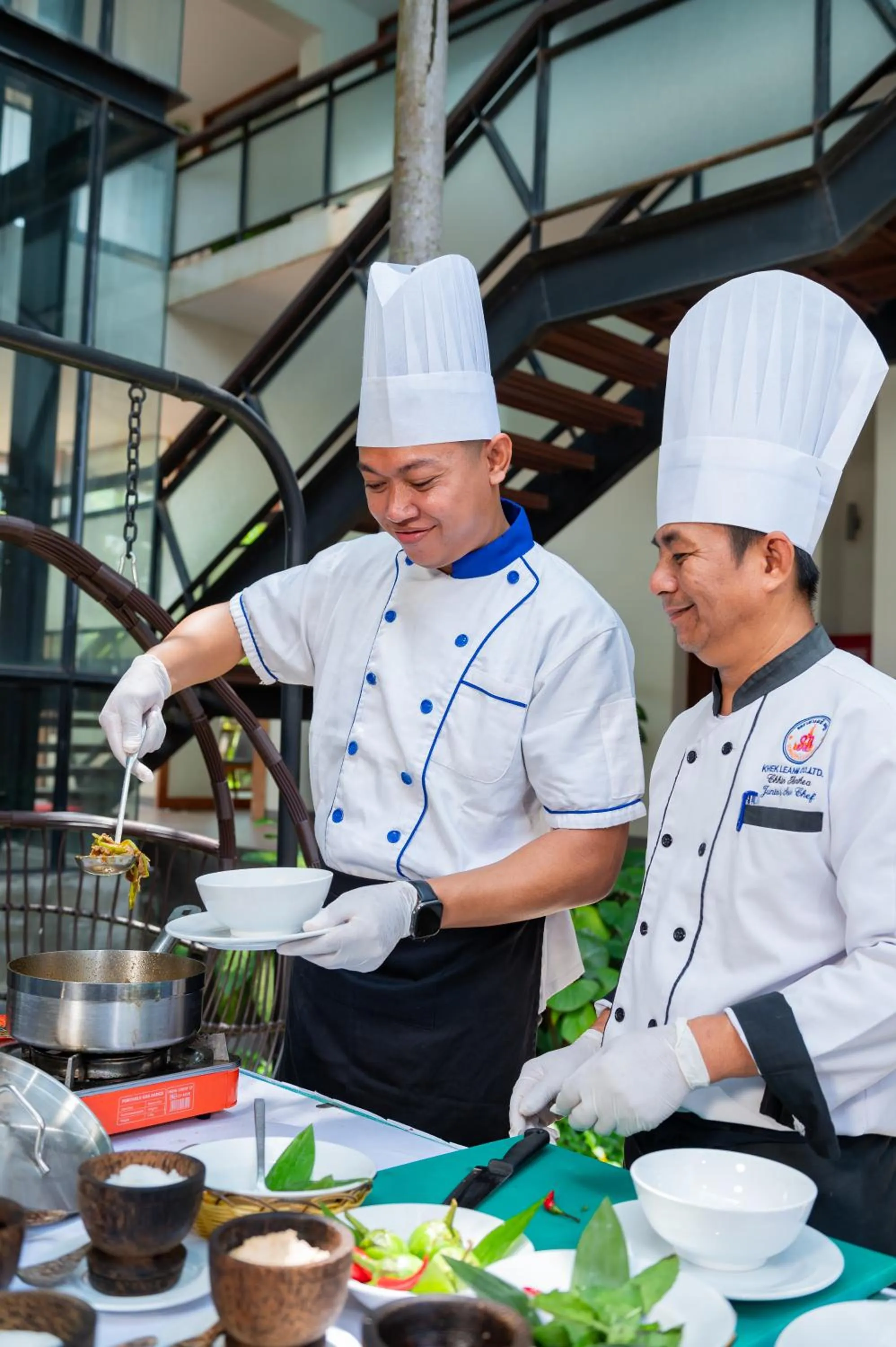 Restaurant/places to eat in Somadevi Residence