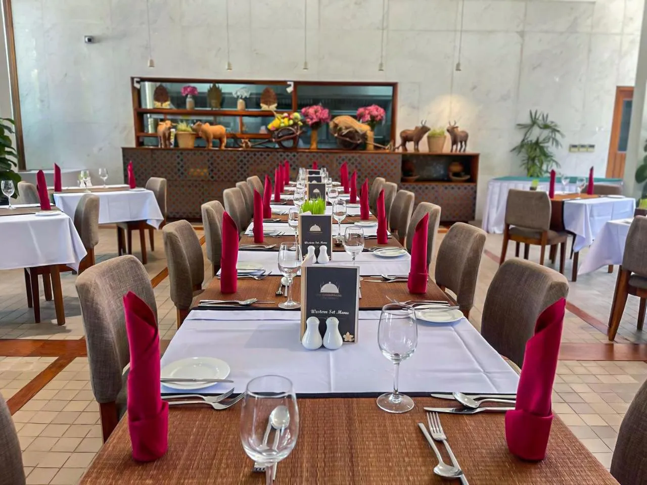 Restaurant/places to eat in Somadevi Residence