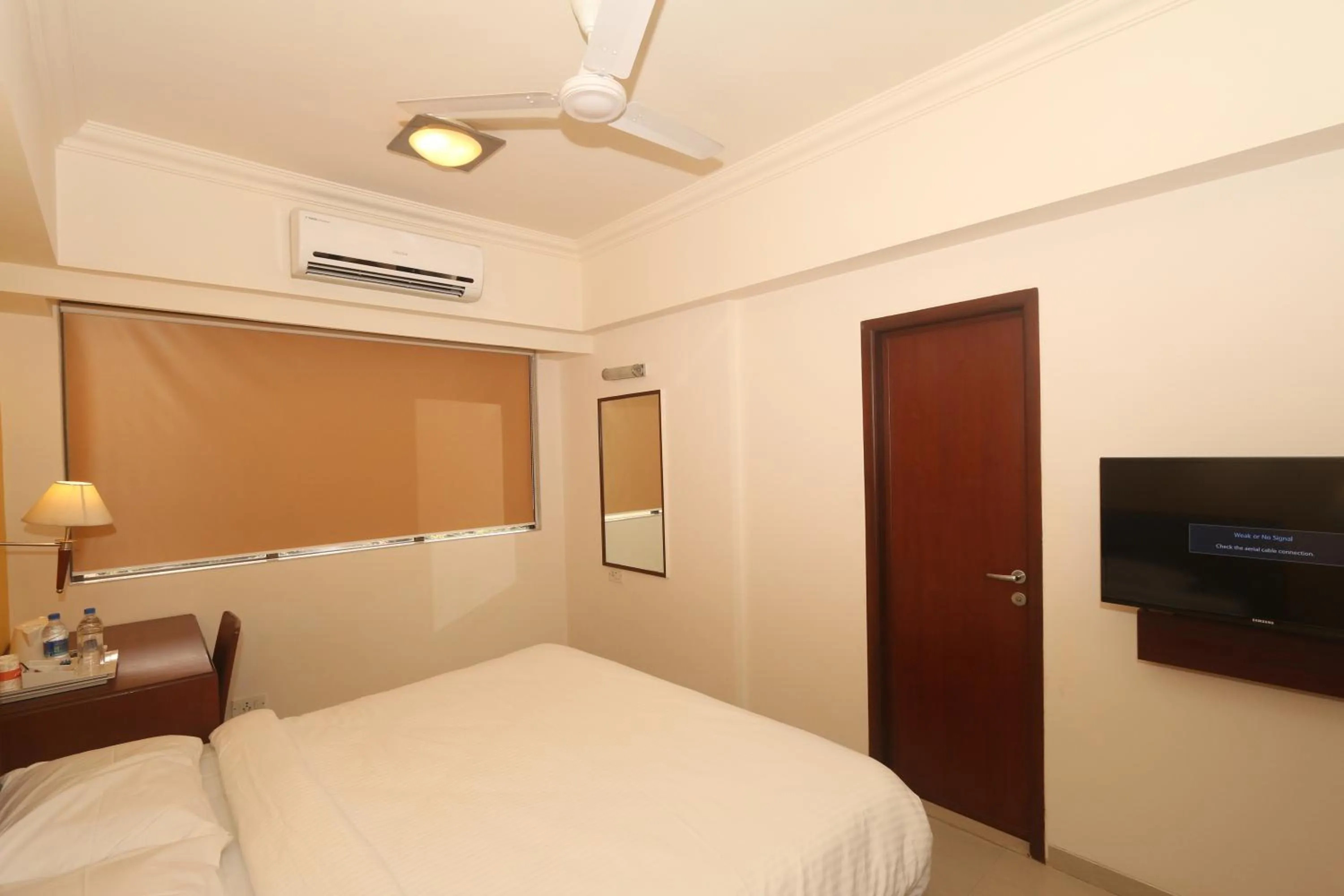 Bedroom, Bed in Ginger Thane