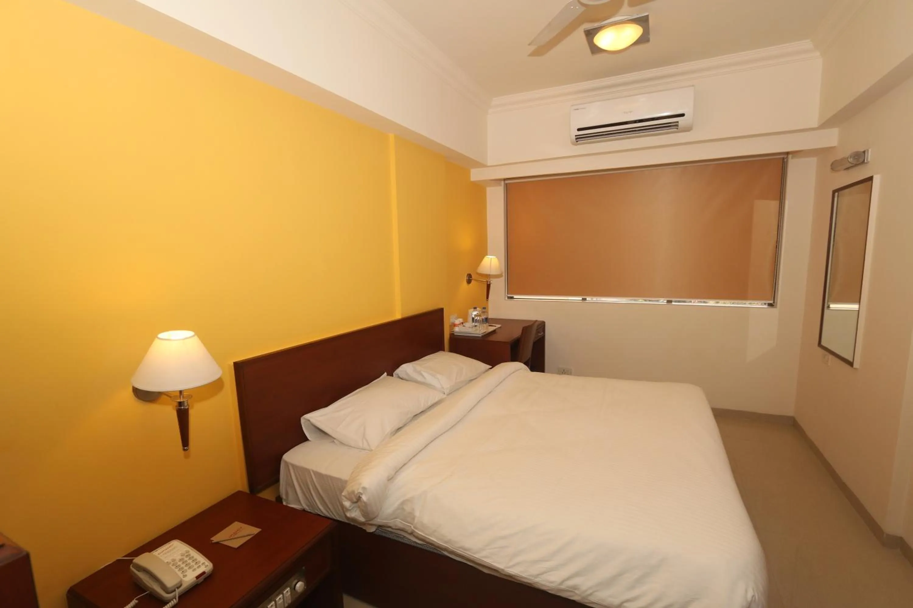 Bedroom, Bed in Ginger Thane