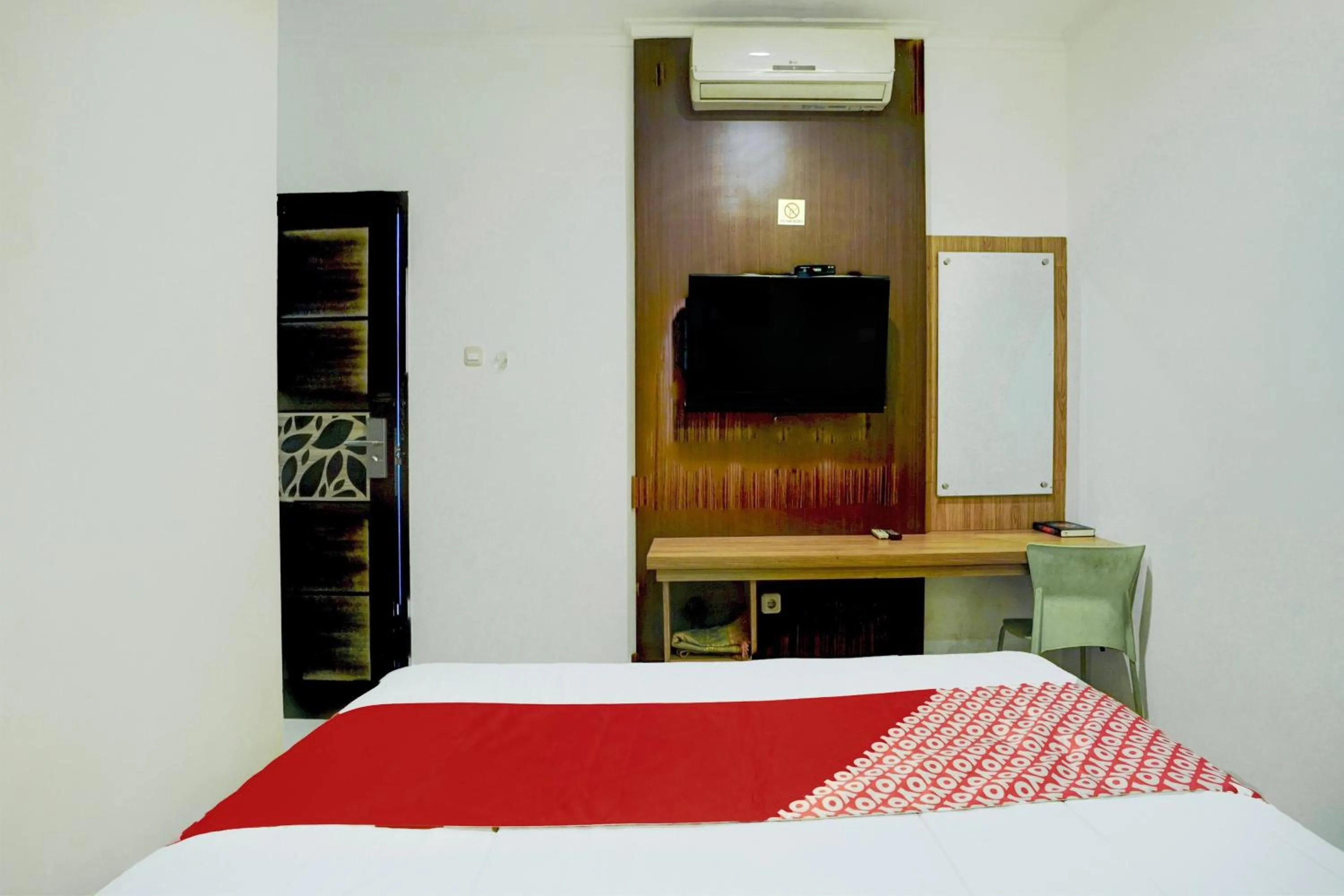 Bedroom in Hotel O Chinatown Near Ampel Formerly Hotel Novera