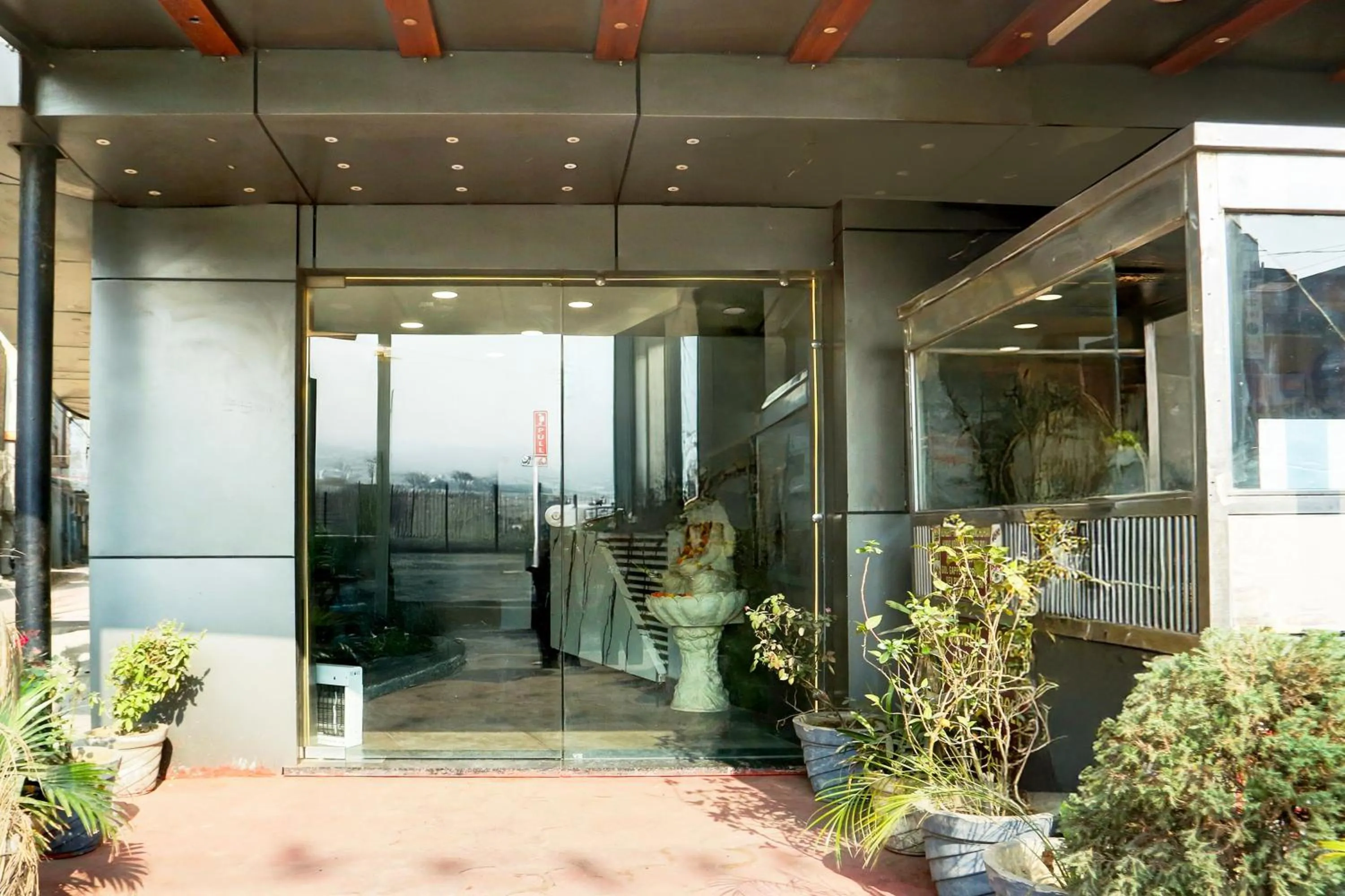 Facade/entrance in OYO Hotel O Alpine Inn