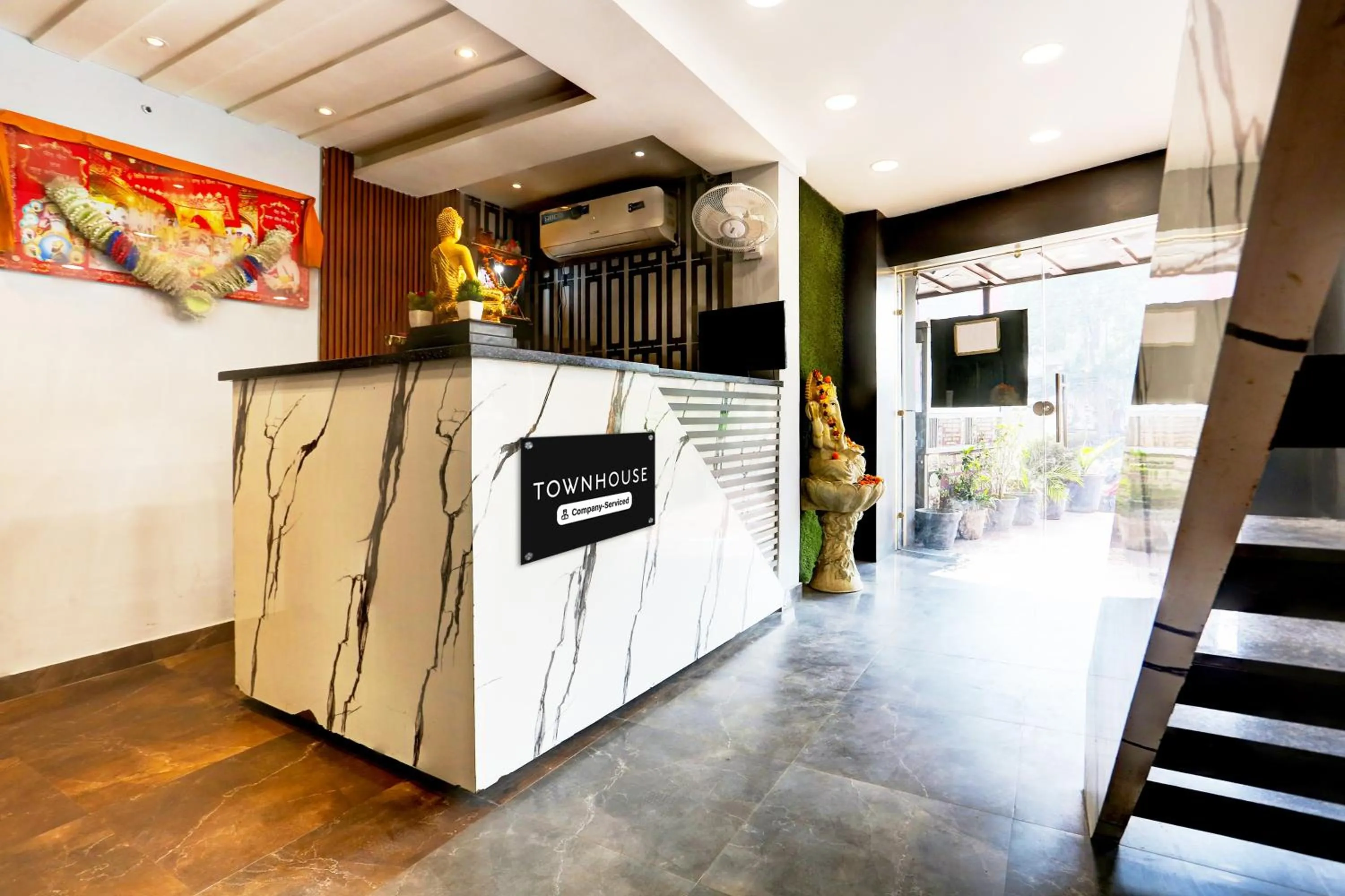 Lobby or reception in OYO Hotel O Alpine Inn