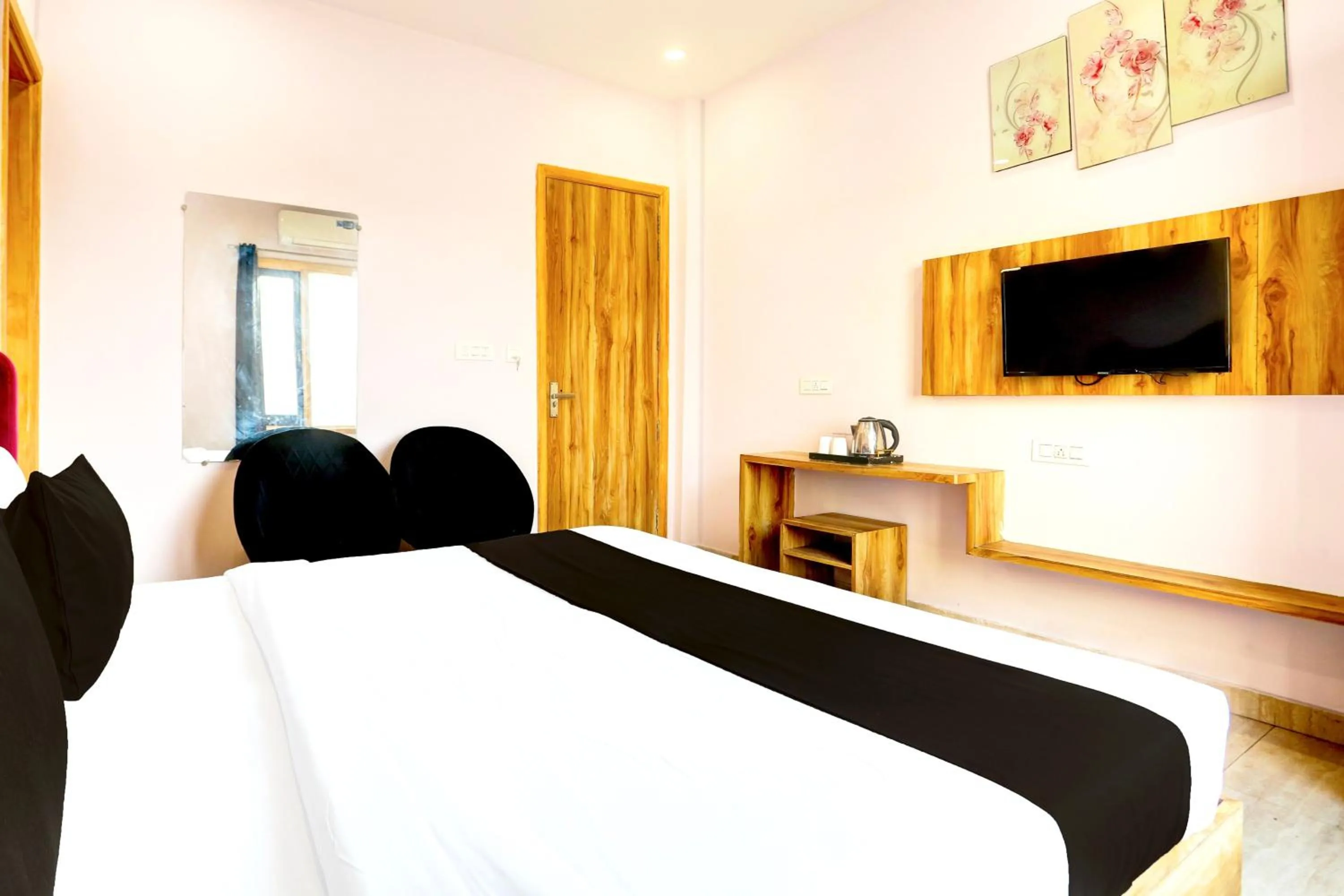 Bedroom, Bed in OYO Hotel O Alpine Inn