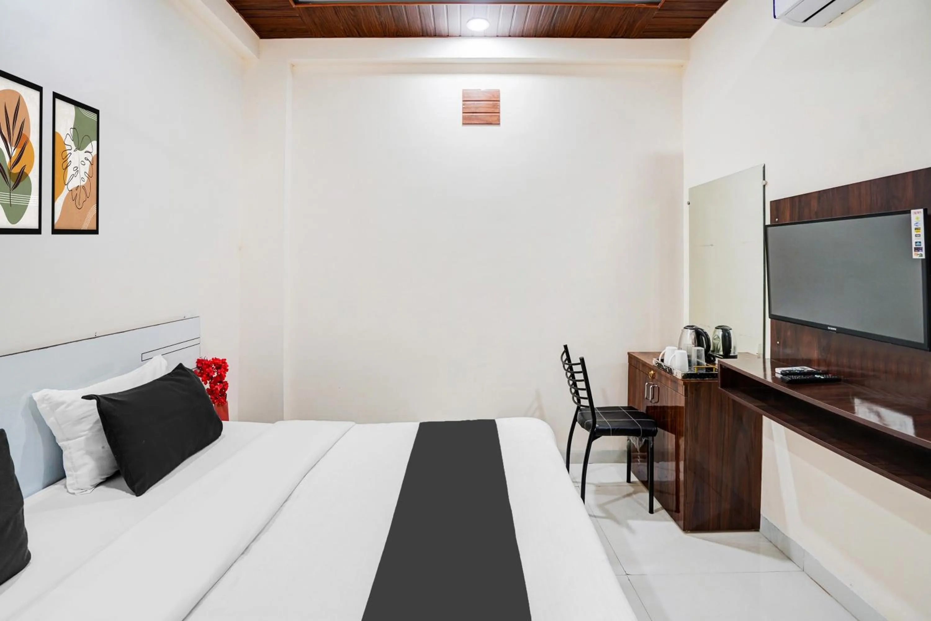 Bedroom, Bed in Hotel O Convention Centre Indore Formerly Madhur Shree