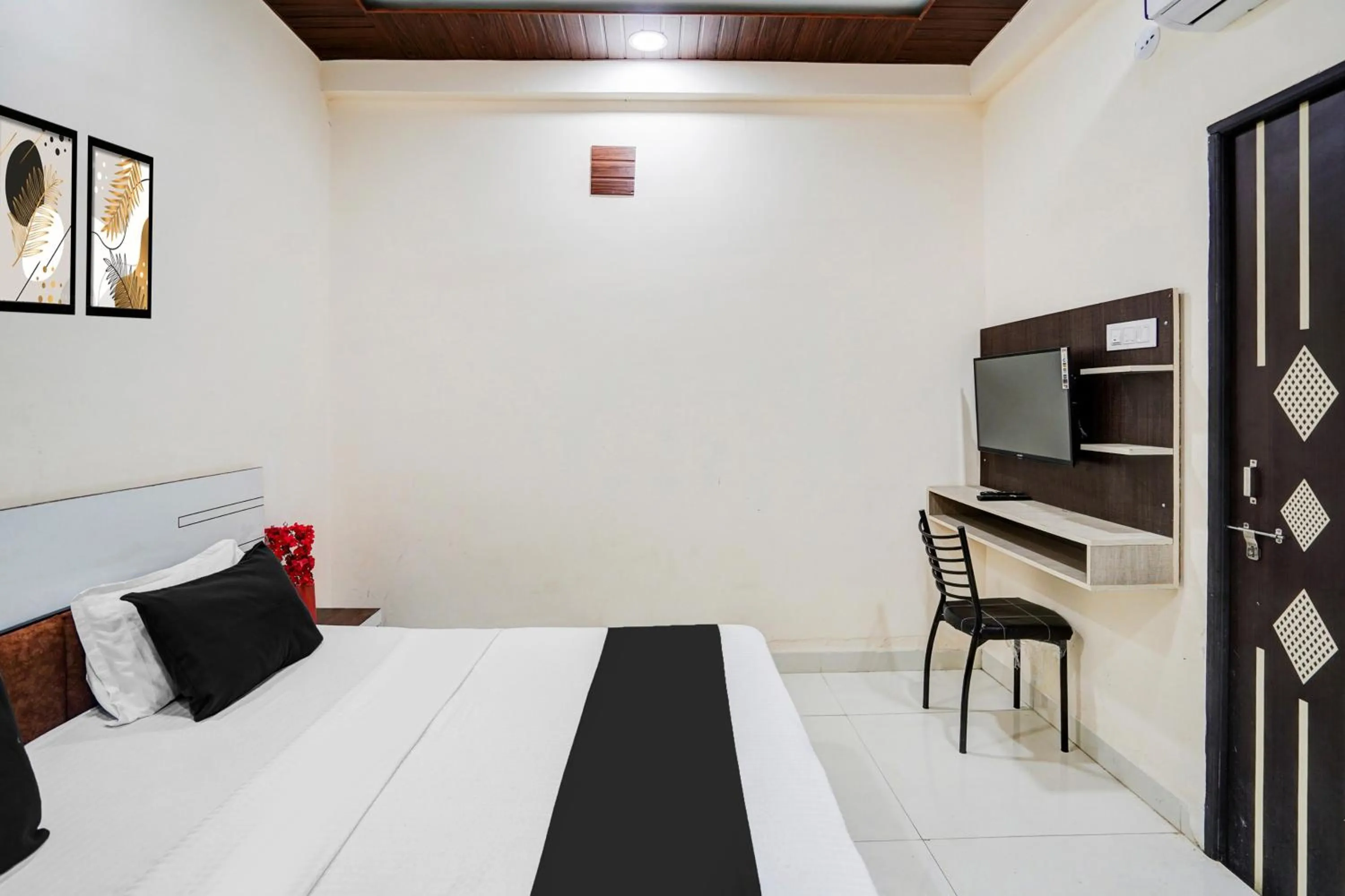 Bedroom, Bed in Hotel O Convention Centre Indore Formerly Madhur Shree