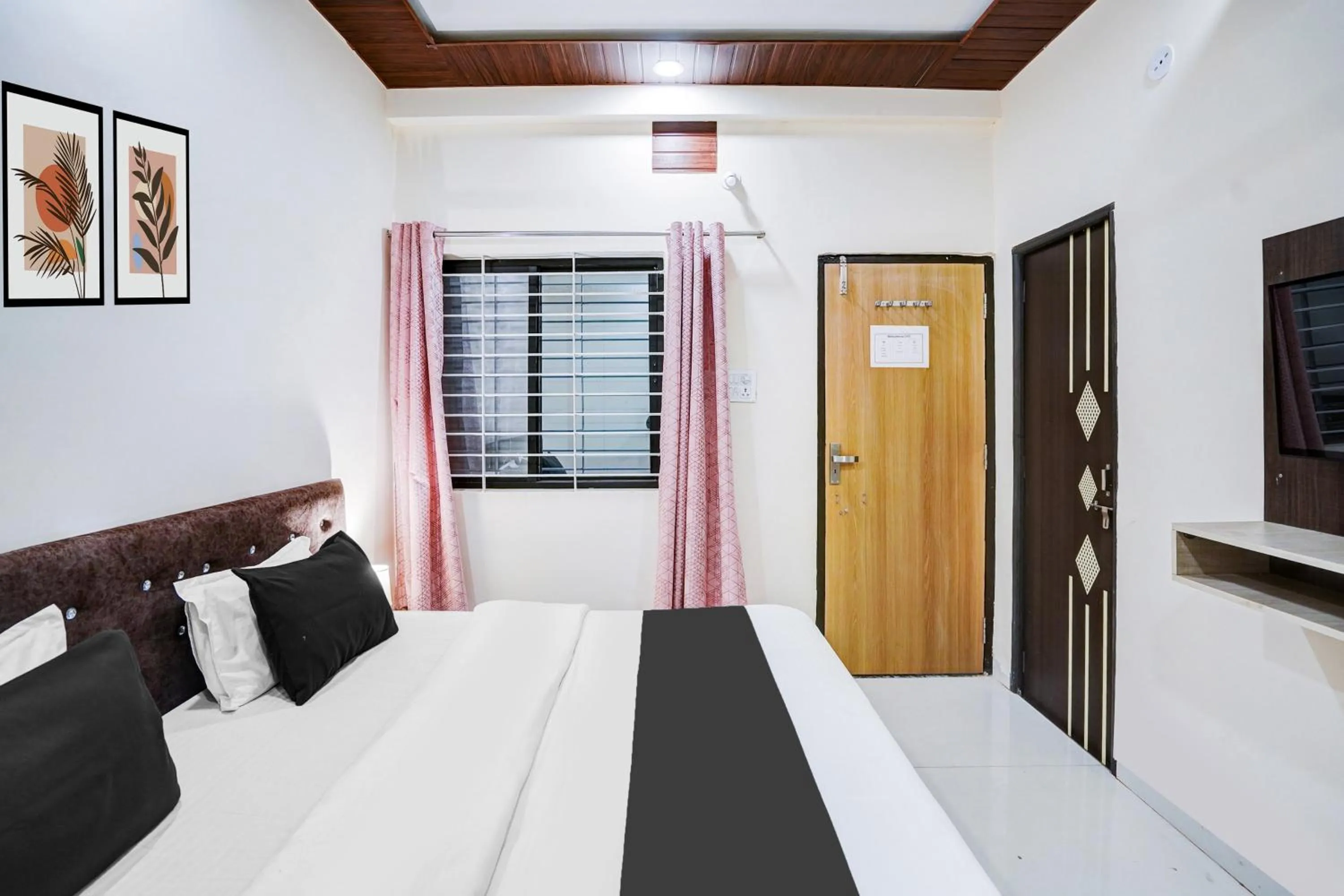 Bedroom, Bed in Hotel O Convention Centre Indore Formerly Madhur Shree