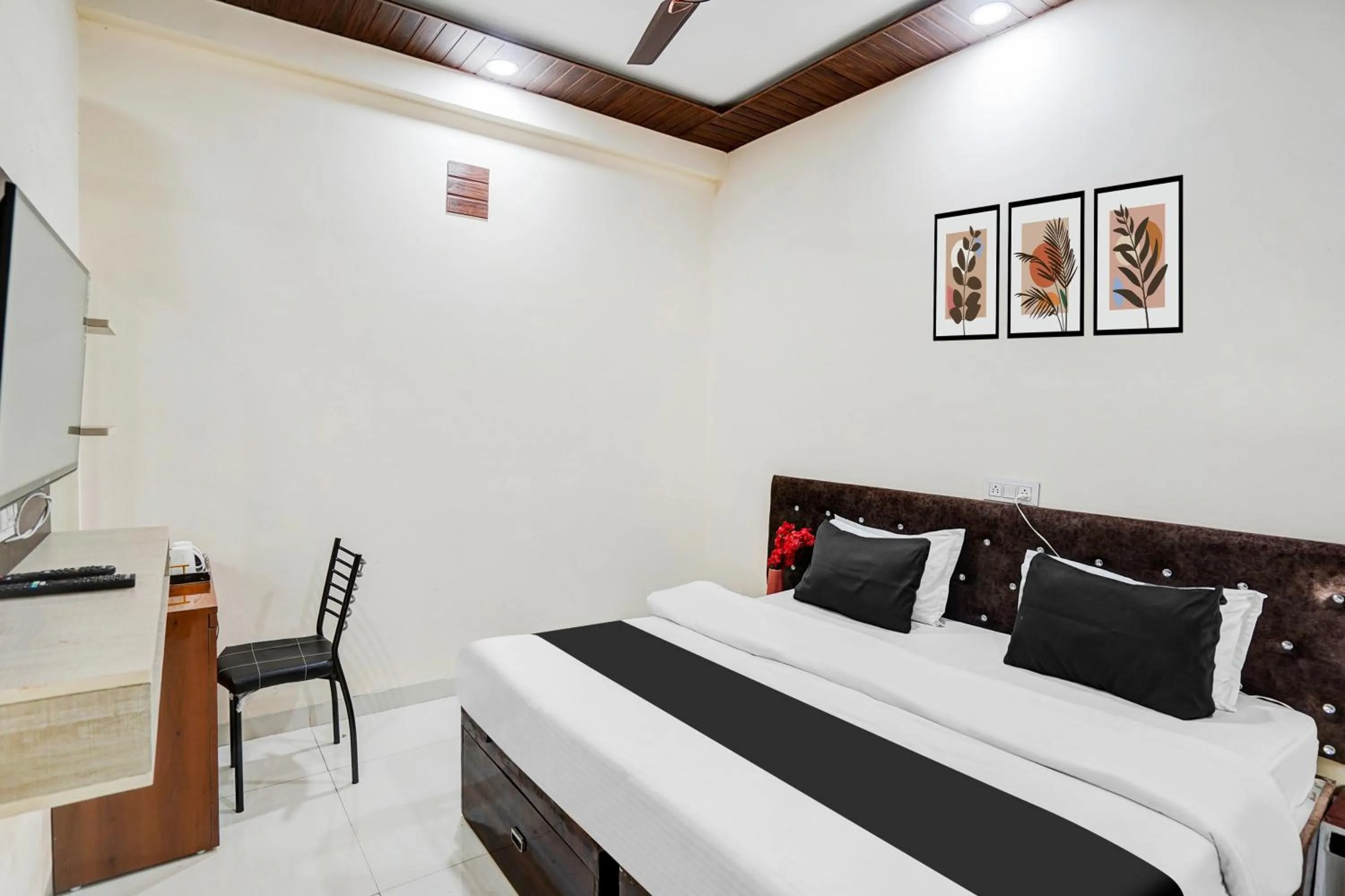 Bedroom, Bed in Hotel O Convention Centre Indore Formerly Madhur Shree
