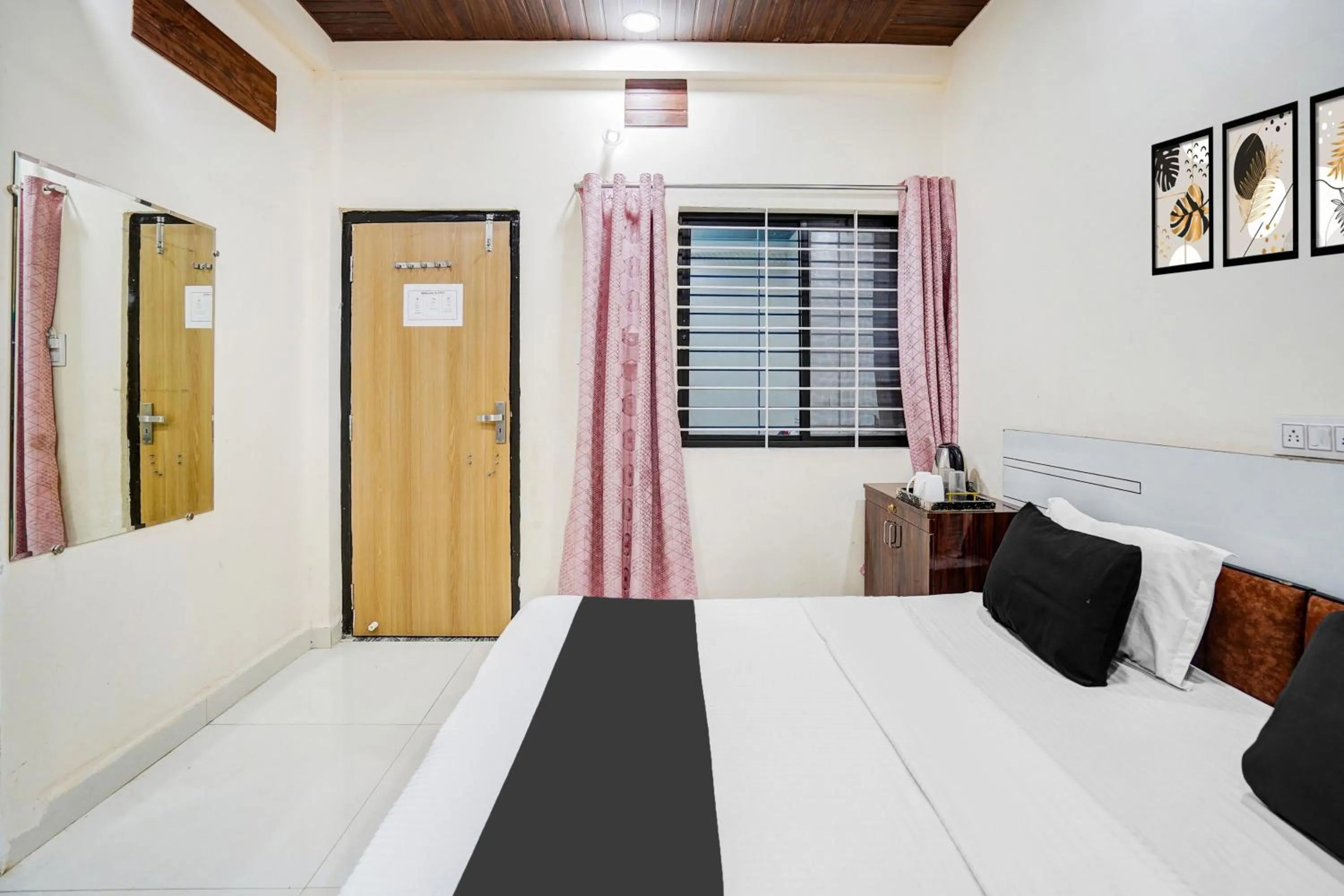 Bedroom, Bed in Hotel O Convention Centre Indore Formerly Madhur Shree