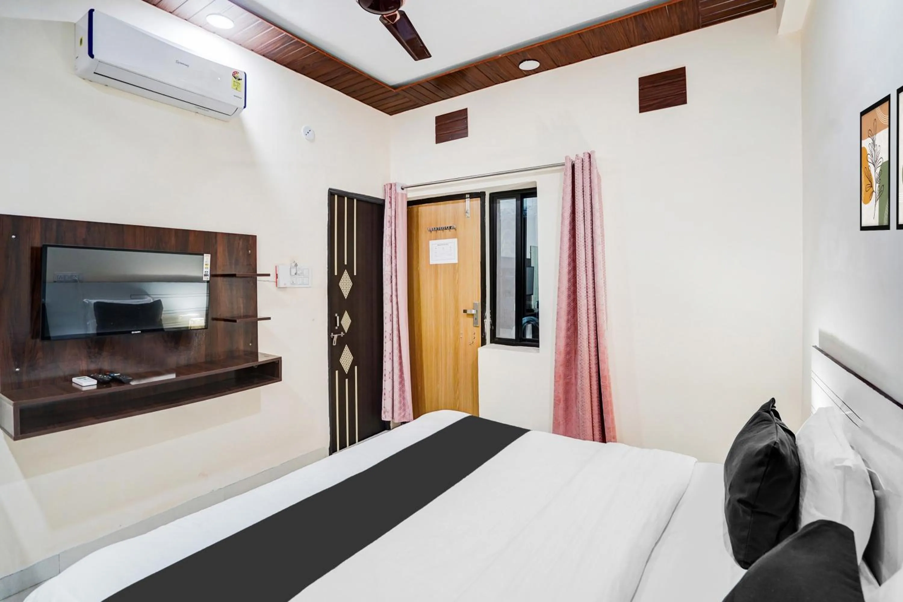 Bedroom, Bed in Hotel O Convention Centre Indore Formerly Madhur Shree