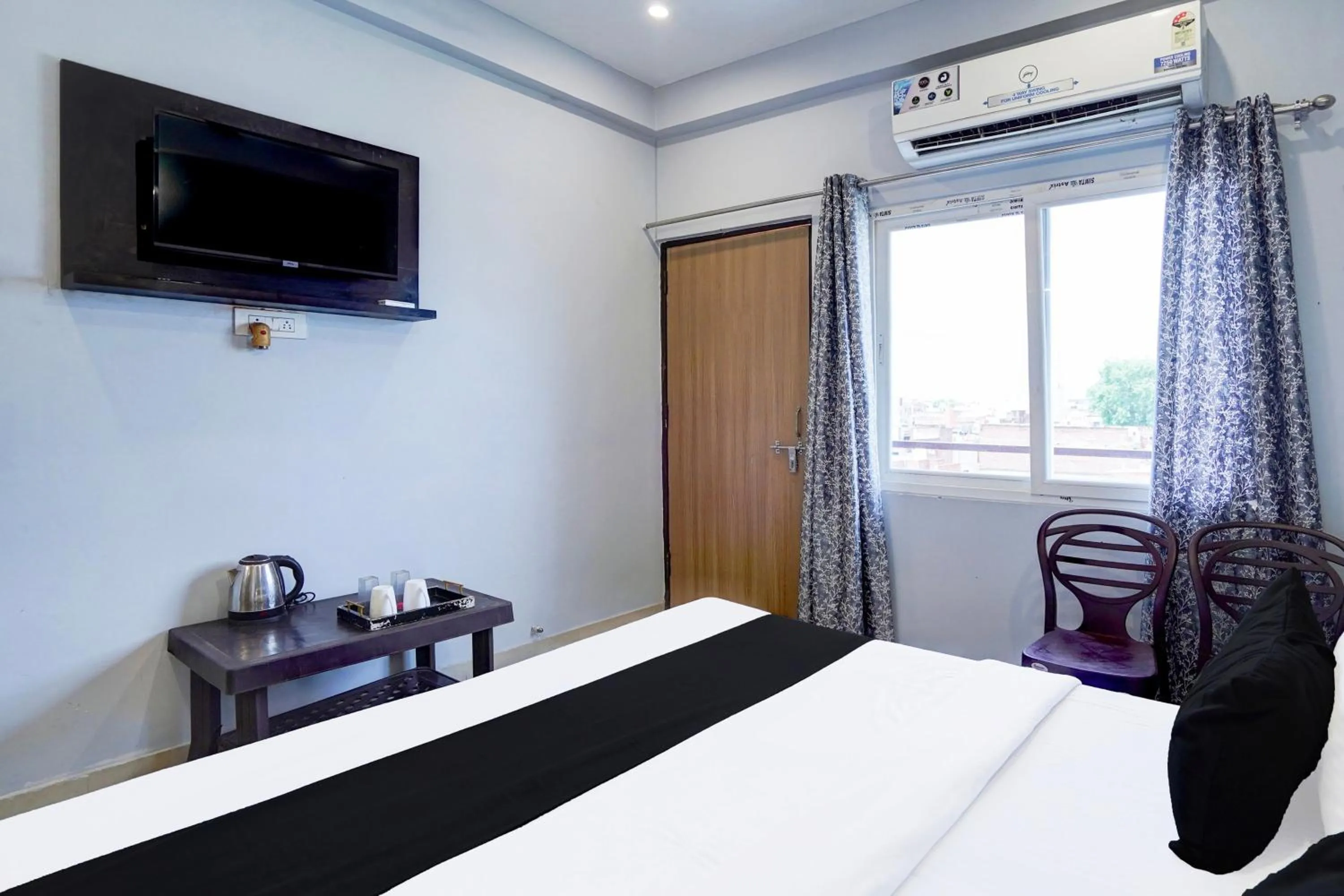 Bedroom, Bed in Super Hotel O BLW Kakarmatta Near Banaras Junction