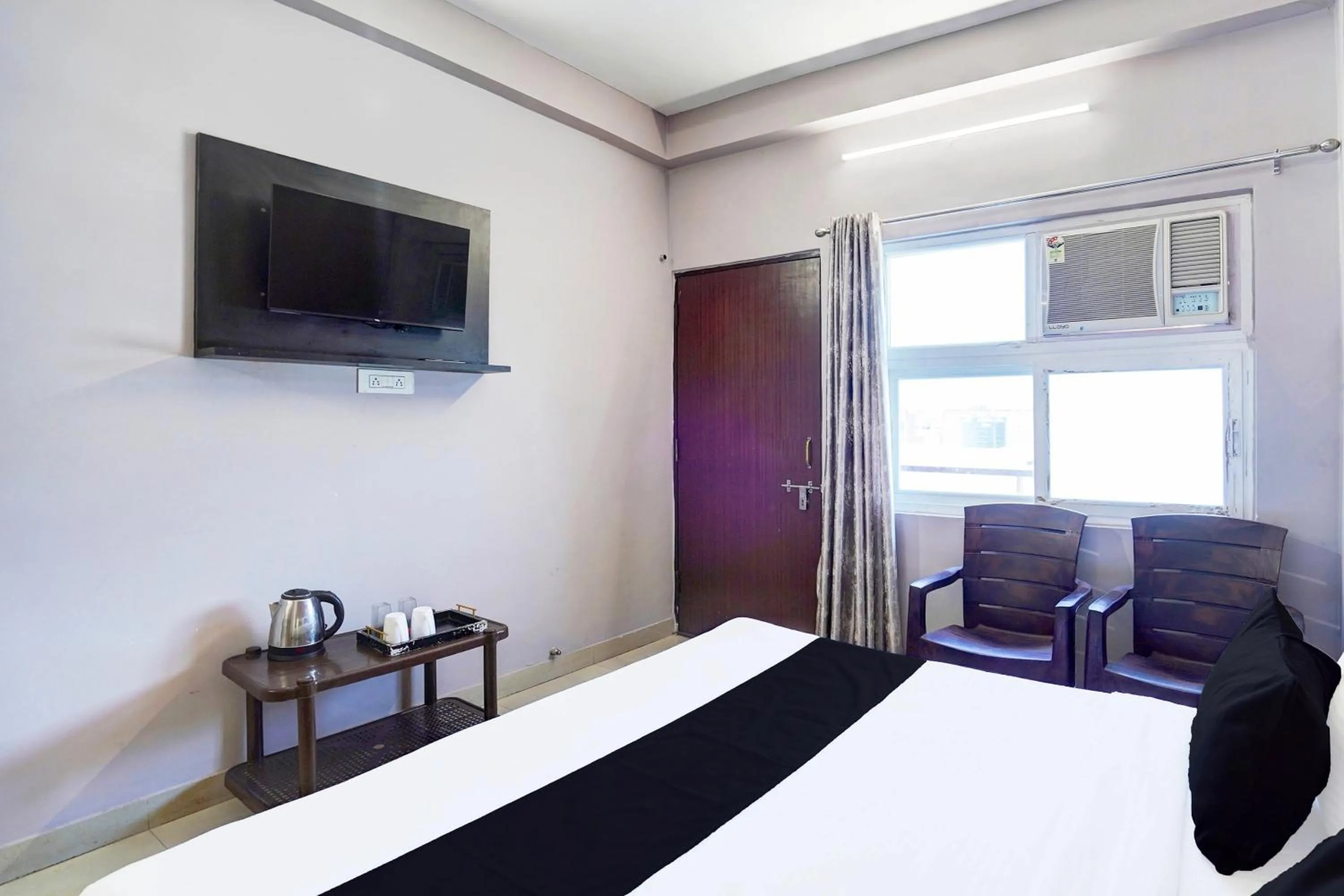 Bedroom, Bed in Super Hotel O BLW Kakarmatta Near Banaras Junction