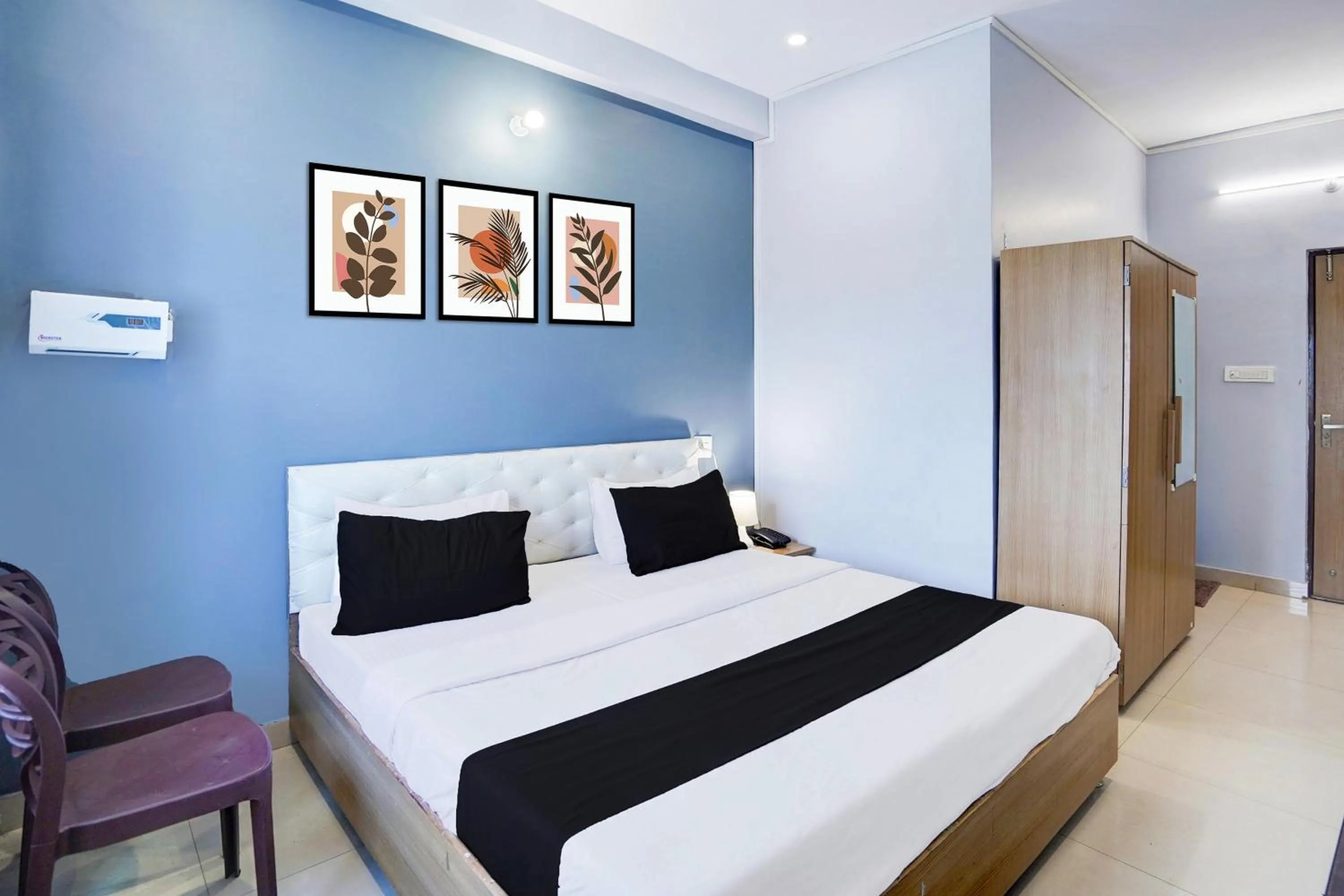 Bedroom, Bed in Super Hotel O BLW Kakarmatta Near Banaras Junction