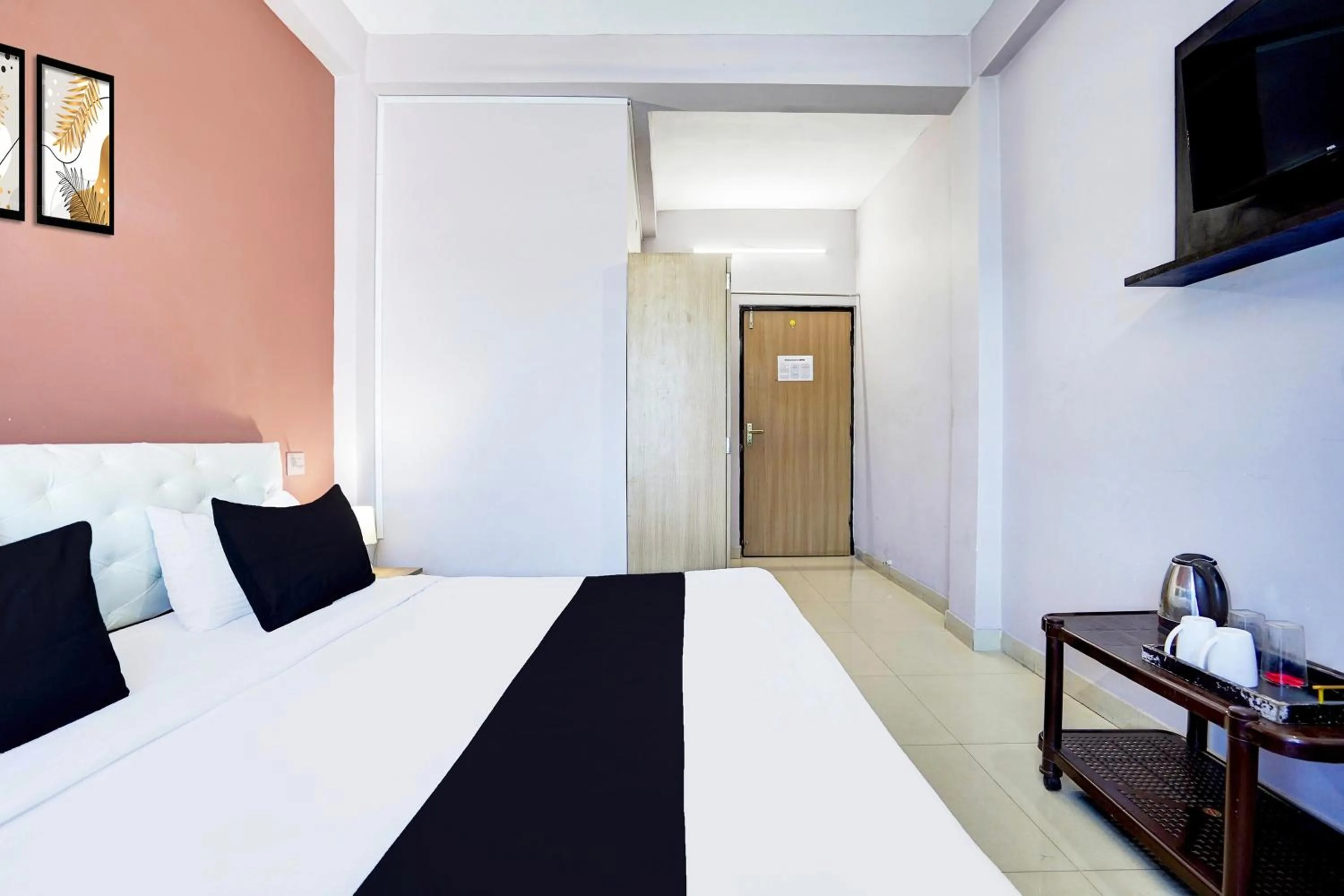 Bedroom, Bed in Super Hotel O BLW Kakarmatta Near Banaras Junction