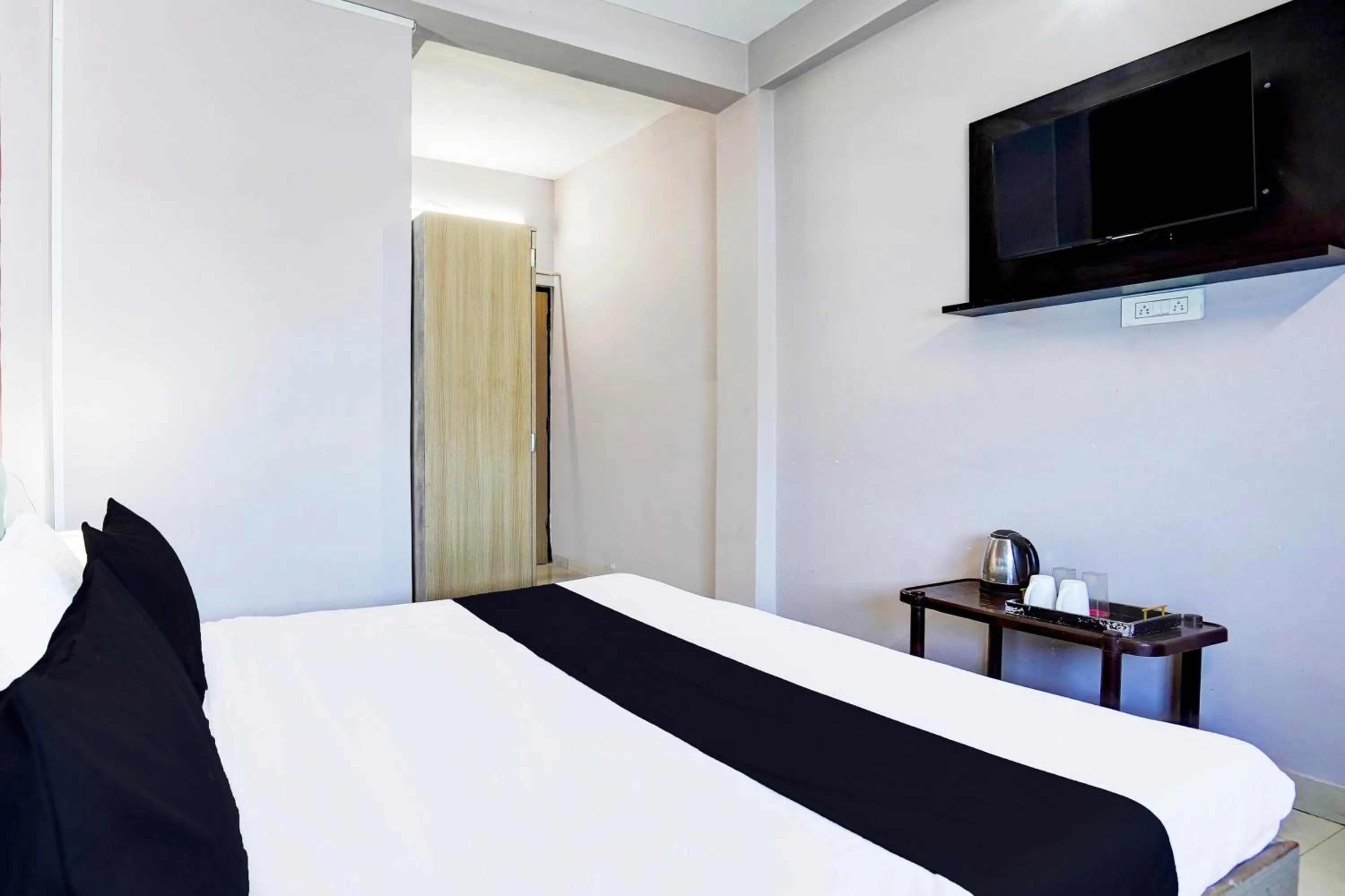 Bedroom, Bed in Super Hotel O BLW Kakarmatta Near Banaras Junction
